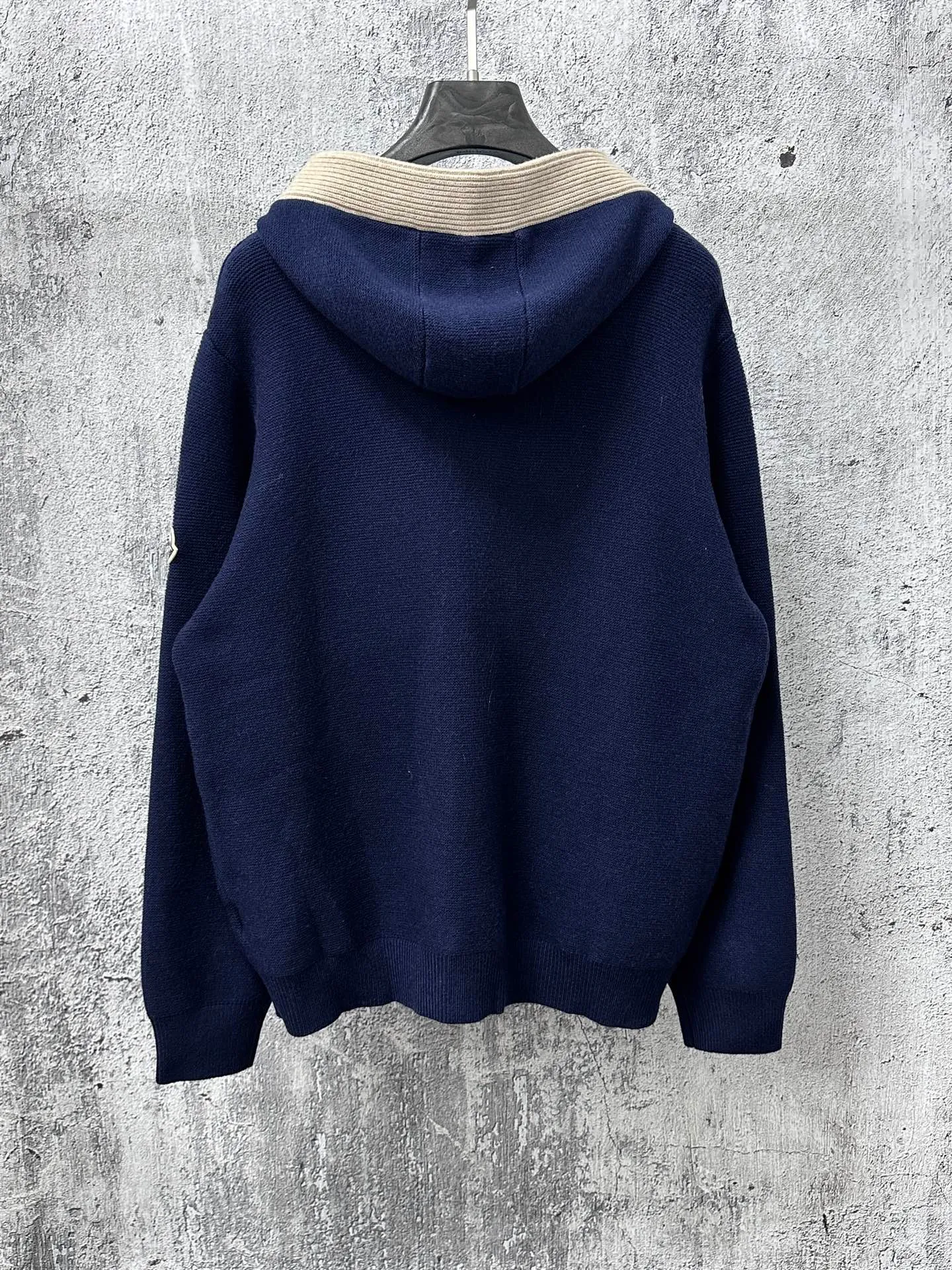 P390 【MONCLER】Mall-mouth knitted hooded sweater, customized main label, accessories, fully washed, fitted version, original quality, a must-have in autumn and winter! Tailor-woven and dyed YB uniform cashmere fabric, solid color core-spun yarn, strong warmth retention, soft and comfortable, can be worn inside or layered, made in a large sweater factory, the hem fits the body shape without dragging, casual and fashionable, can be matched with any bottoms, easy concave shape, slimming and taller, perfect for both men and women! Size: S-L