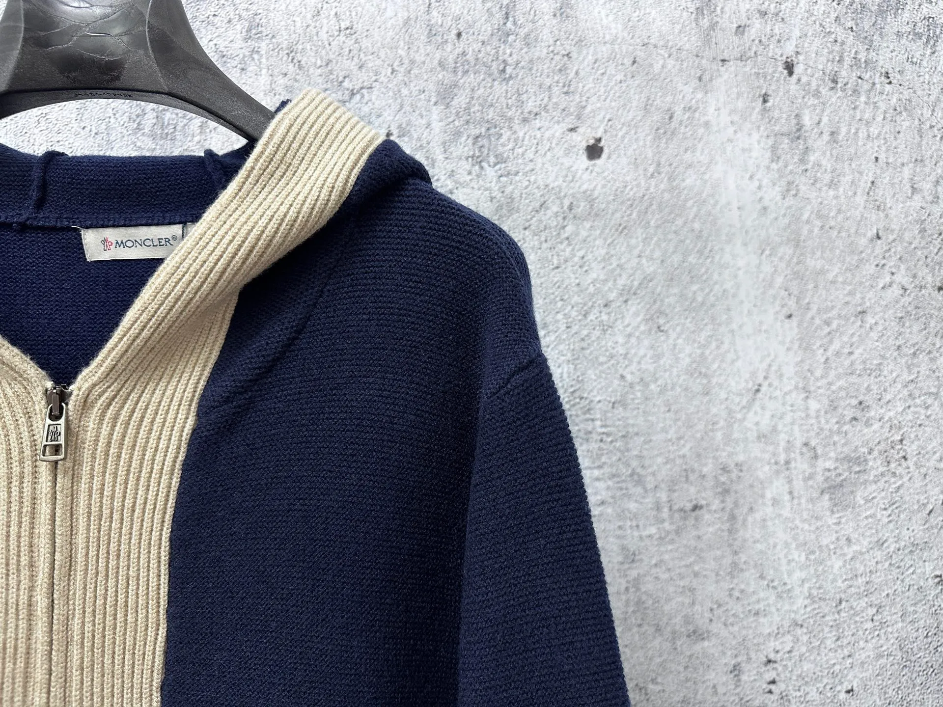 P390 【MONCLER】Mall-mouth knitted hooded sweater, customized main label, accessories, fully washed, fitted version, original quality, a must-have in autumn and winter! Tailor-woven and dyed YB uniform cashmere fabric, solid color core-spun yarn, strong warmth retention, soft and comfortable, can be worn inside or layered, made in a large sweater factory, the hem fits the body shape without dragging, casual and fashionable, can be matched with any bottoms, easy concave shape, slimming and taller, perfect for both men and women! Size: S-L