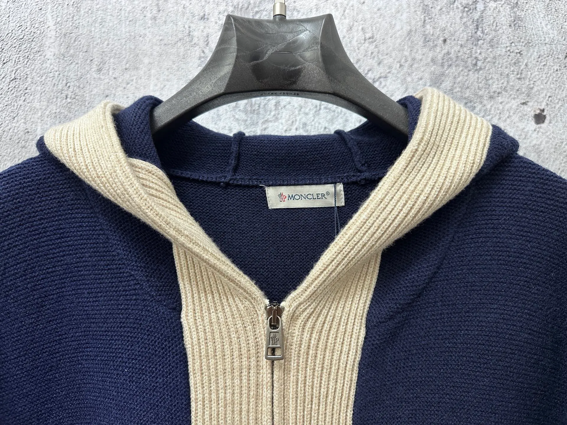 P390 【MONCLER】Mall-mouth knitted hooded sweater, customized main label, accessories, fully washed, fitted version, original quality, a must-have in autumn and winter! Tailor-woven and dyed YB uniform cashmere fabric, solid color core-spun yarn, strong warmth retention, soft and comfortable, can be worn inside or layered, made in a large sweater factory, the hem fits the body shape without dragging, casual and fashionable, can be matched with any bottoms, easy concave shape, slimming and taller, perfect for both men and women! Size: S-L