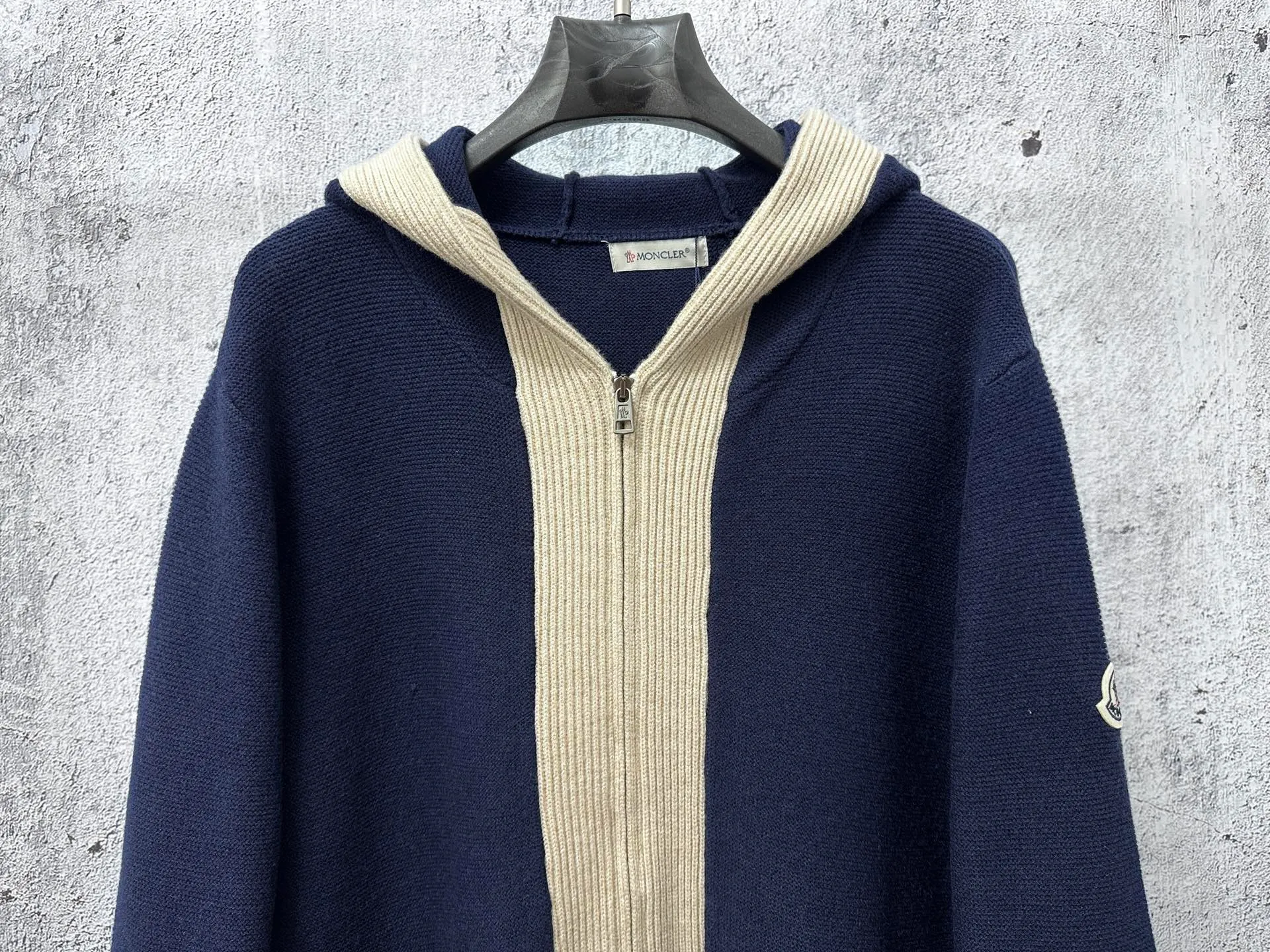 P390 【MONCLER】Mall-mouth knitted hooded sweater, customized main label, accessories, fully washed, fitted version, original quality, a must-have in autumn and winter! Tailor-woven and dyed YB uniform cashmere fabric, solid color core-spun yarn, strong warmth retention, soft and comfortable, can be worn inside or layered, made in a large sweater factory, the hem fits the body shape without dragging, casual and fashionable, can be matched with any bottoms, easy concave shape, slimming and taller, perfect for both men and women! Size: S-L
