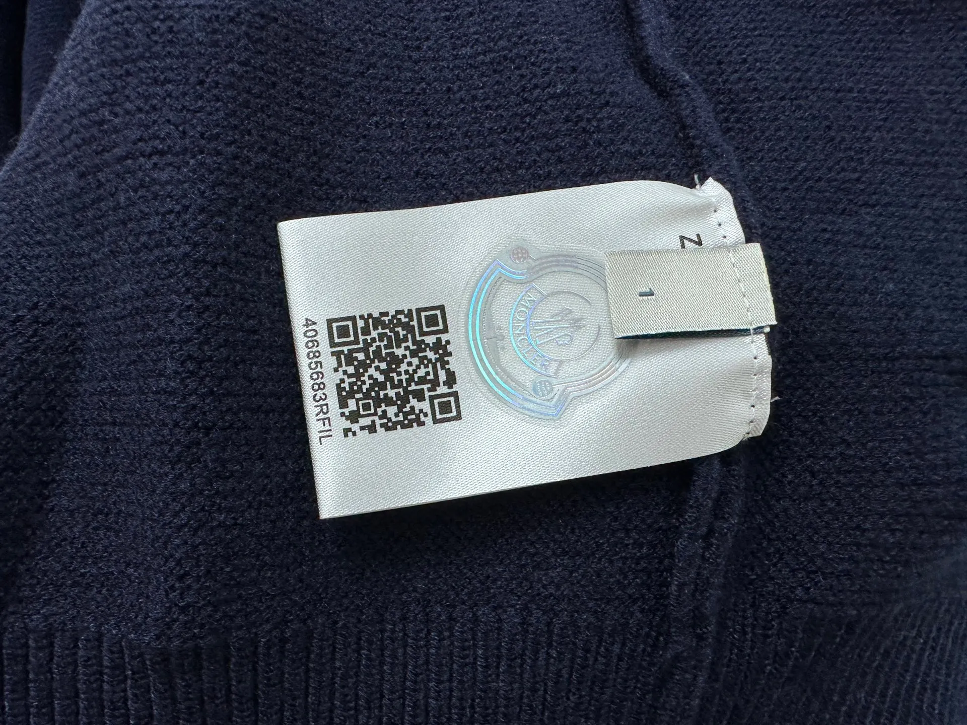 P390 【MONCLER】Mall-mouth knitted hooded sweater, customized main label, accessories, fully washed, fitted version, original quality, a must-have in autumn and winter! Tailor-woven and dyed YB uniform cashmere fabric, solid color core-spun yarn, strong warmth retention, soft and comfortable, can be worn inside or layered, made in a large sweater factory, the hem fits the body shape without dragging, casual and fashionable, can be matched with any bottoms, easy concave shape, slimming and taller, perfect for both men and women! Size: S-L