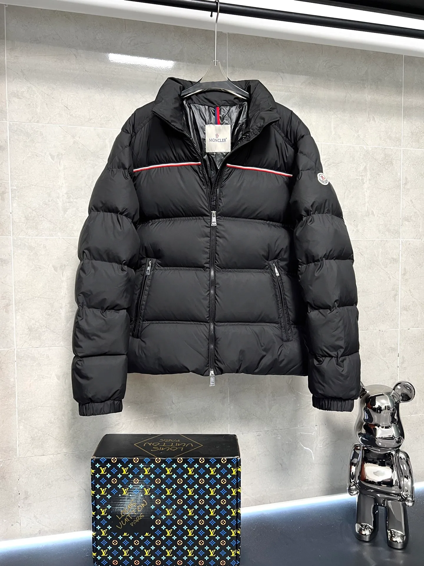 P960 Moncler Bouvaque short zipper stand collar long-sleeved jacket, the stand collar design is simple and elegant, the red and black stripe decoration on the chest adds a sense of fashion, and the full down filling ensures excellent warmth. Filled with 90% white duck down, top quality, classic tailoring. The upper body is full of street style; all the latest version of the hardware and accessories are custom molded to restore the original shape, the upper body has an excellent silhouette, and the three labels are complete! GW will update at the same time. Color: Black Size: 1-5