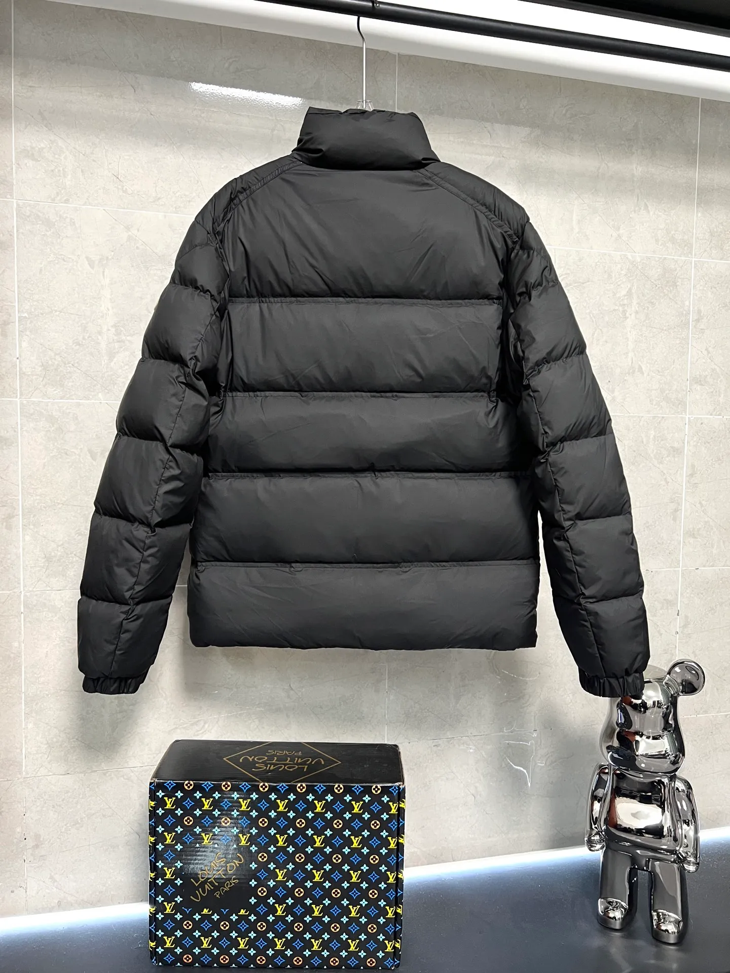 P960 Moncler Bouvaque short zipper stand collar long-sleeved jacket, the stand collar design is simple and elegant, the red and black stripe decoration on the chest adds a sense of fashion, and the full down filling ensures excellent warmth. Filled with 90% white duck down, top quality, classic tailoring. The upper body is full of street style; all the latest version of the hardware and accessories are custom molded to restore the original shape, the upper body has an excellent silhouette, and the three labels are complete! GW will update at the same time. Color: Black Size: 1-5