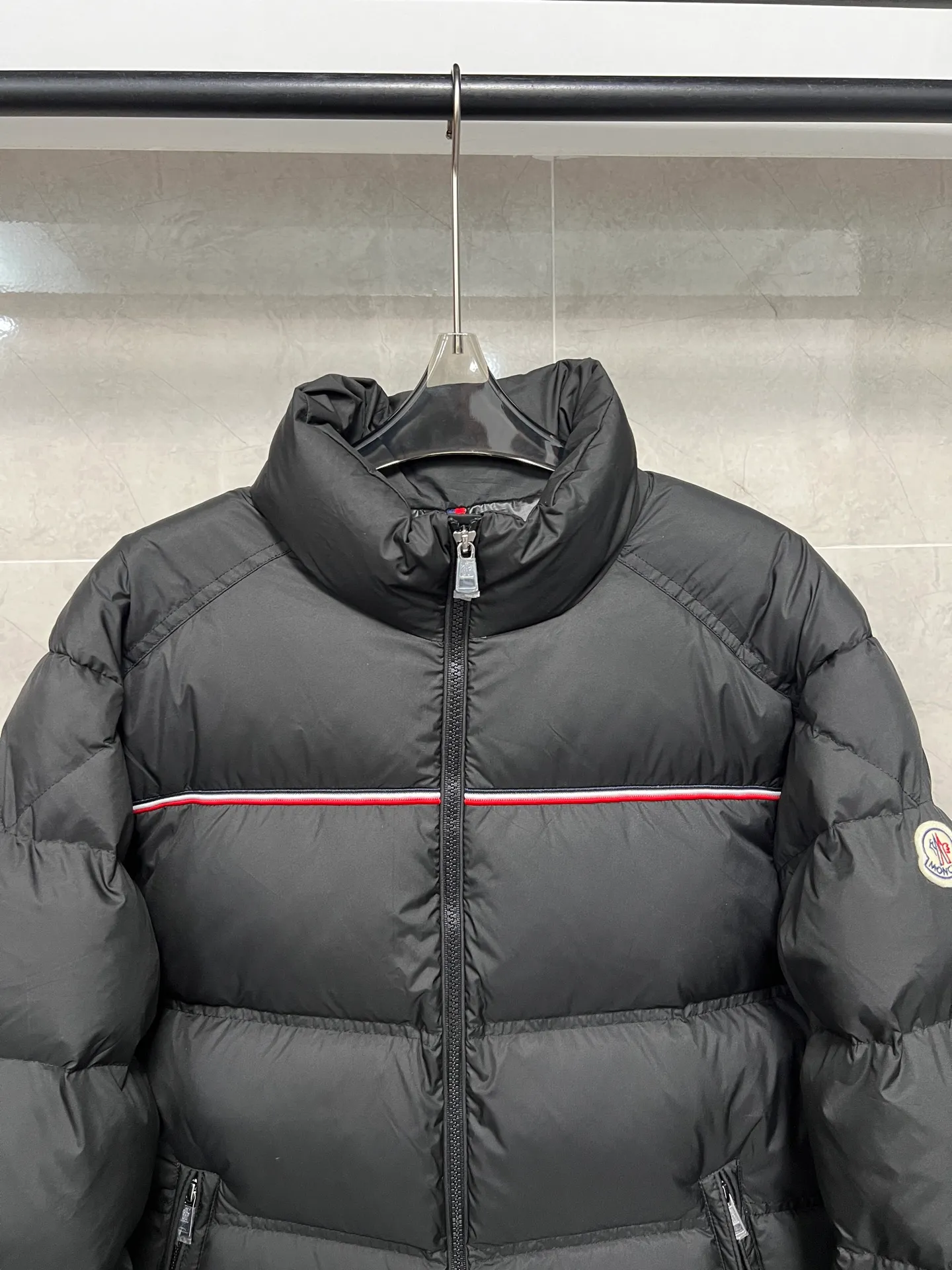 P960 Moncler Bouvaque short zipper stand collar long-sleeved jacket, the stand collar design is simple and elegant, the red and black stripe decoration on the chest adds a sense of fashion, and the full down filling ensures excellent warmth. Filled with 90% white duck down, top quality, classic tailoring. The upper body is full of street style; all the latest version of the hardware and accessories are custom molded to restore the original shape, the upper body has an excellent silhouette, and the three labels are complete! GW will update at the same time. Color: Black Size: 1-5
