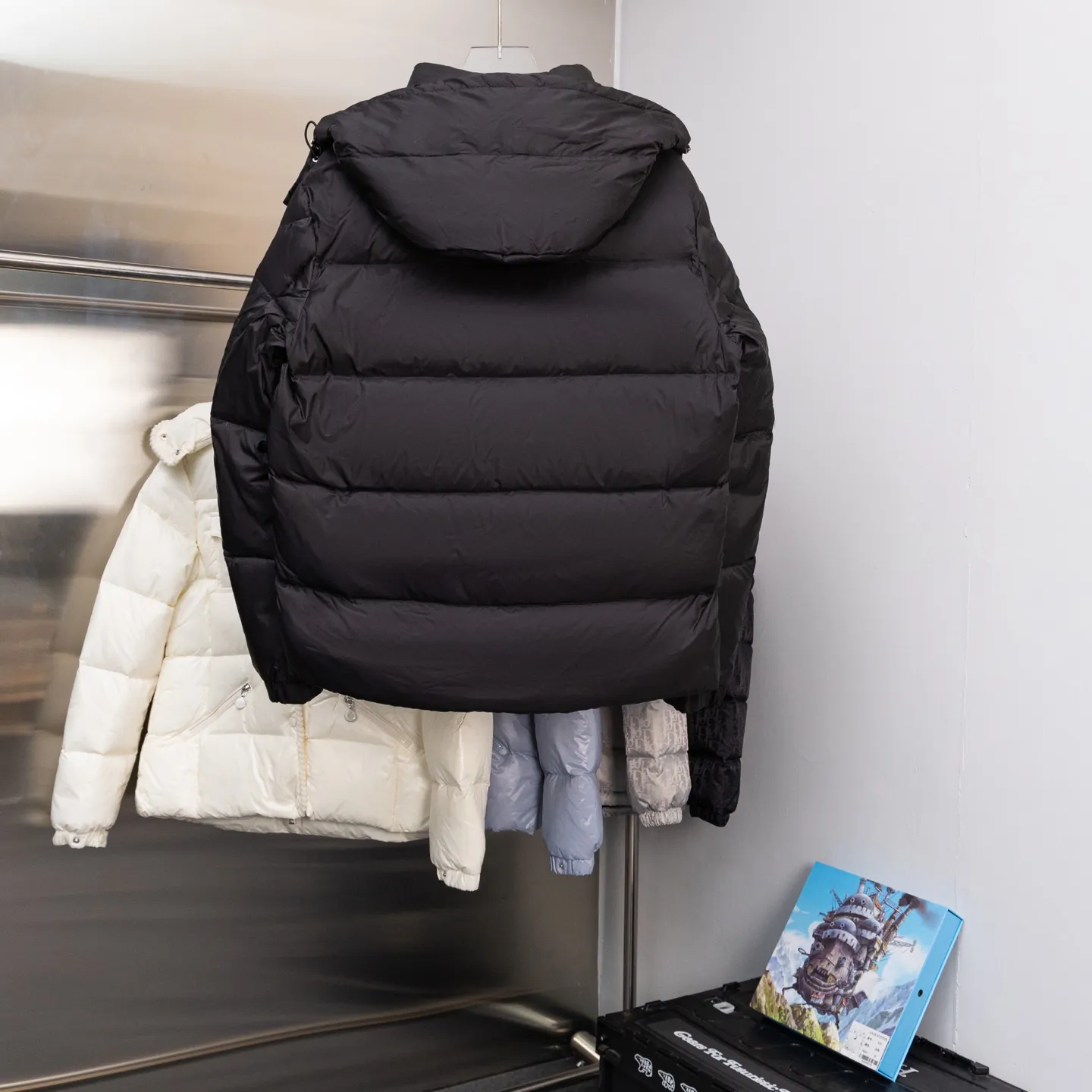 P880 Special down ⬆️Moncler Couyere (hooded, removable, variable stand-up collar jacket) men's hooded short down jacket. Forgive me for being so late. I haven't found any finished fabrics on the market that I'm satisfied with. It took a long time to customize the original replacement fabric. The original purchase and development. Goose down filling. The barcode is complete for every year and corresponds to the official website. The tag has built-in NFC electronic induction anti-counterfeiting. Supports multiple anti-counterfeiting verifications. 🎁The factory comes standard with a full set of counter gift box packaging. (Original airplane box, original shopping bag, original dust-proof grass, original hanger, original thank you card, original ribbon, upgraded original oversized magnetic gift box.) The Couyere short down jacket is durable and practical, provides functional warmth and care, and will accompany you to meet challenges.  Product Details: The Couyere is a durable down jacket made from a fine fabric that's durable and functional, with velvet resistance and functionality. The short design creates a sculpted silhouette, and padded pockets add a modern feel. The sleeves are embellished with signature patch pockets, a nod to the classic Moncler Maya down jacket.  Details: •Made from fine ripstop fabric •Microfabric lining •Down filling •Removable, adjustable hood •Zip closure •Zip pockets •Snap-buttoned sleeve pockets •Elasticized cuffs •Drawstring hem Size: 1-5 Black