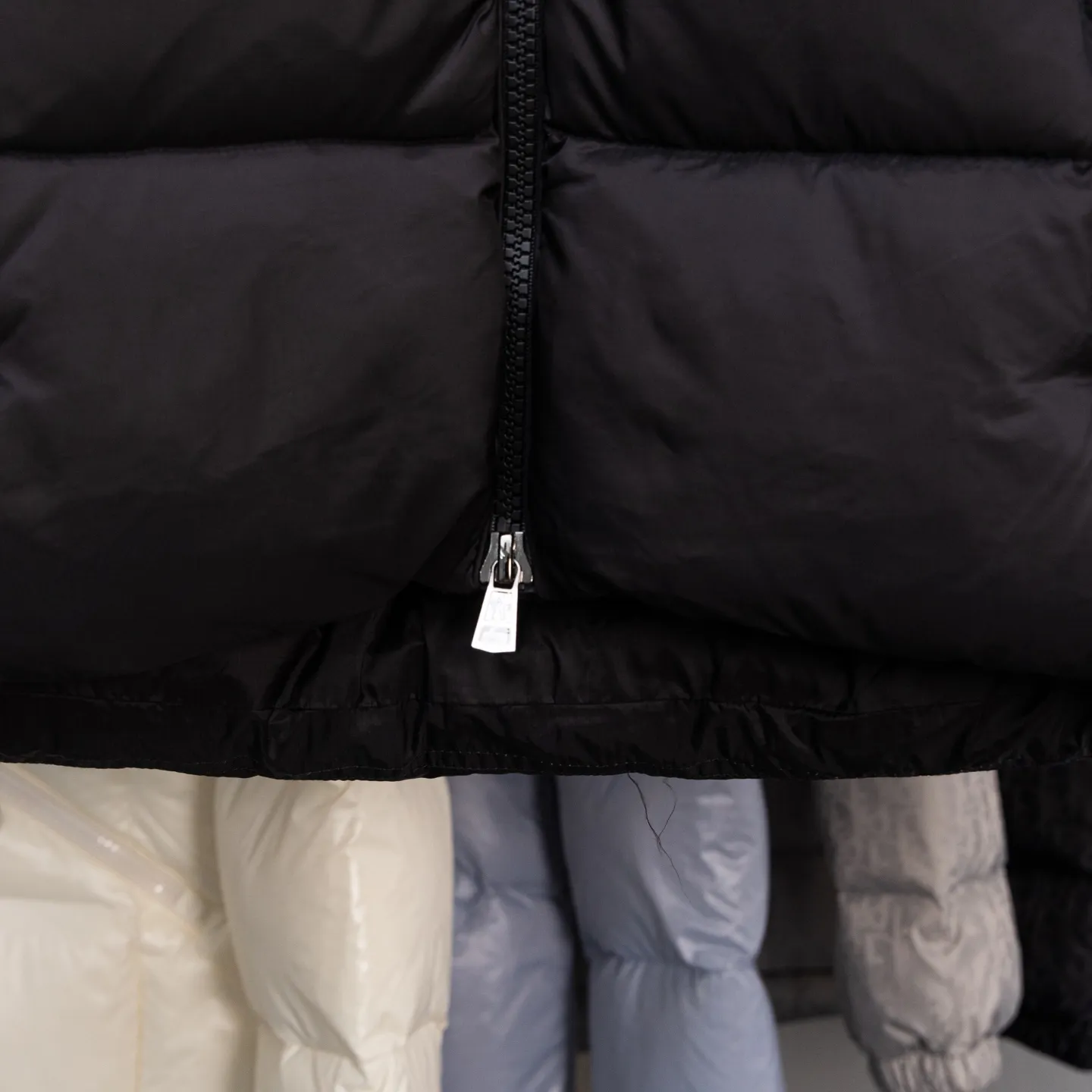 P880 Special down ⬆️Moncler Couyere (hooded, removable, variable stand-up collar jacket) men's hooded short down jacket. Forgive me for being so late. I haven't found any finished fabrics on the market that I'm satisfied with. It took a long time to customize the original replacement fabric. The original purchase and development. Goose down filling. The barcode is complete for every year and corresponds to the official website. The tag has built-in NFC electronic induction anti-counterfeiting. Supports multiple anti-counterfeiting verifications. 🎁The factory comes standard with a full set of counter gift box packaging. (Original airplane box, original shopping bag, original dust-proof grass, original hanger, original thank you card, original ribbon, upgraded original oversized magnetic gift box.) The Couyere short down jacket is durable and practical, provides functional warmth and care, and will accompany you to meet challenges.  Product Details: The Couyere is a durable down jacket made from a fine fabric that's durable and functional, with velvet resistance and functionality. The short design creates a sculpted silhouette, and padded pockets add a modern feel. The sleeves are embellished with signature patch pockets, a nod to the classic Moncler Maya down jacket.  Details: •Made from fine ripstop fabric •Microfabric lining •Down filling •Removable, adjustable hood •Zip closure •Zip pockets •Snap-buttoned sleeve pockets •Elasticized cuffs •Drawstring hem Size: 1-5 Black