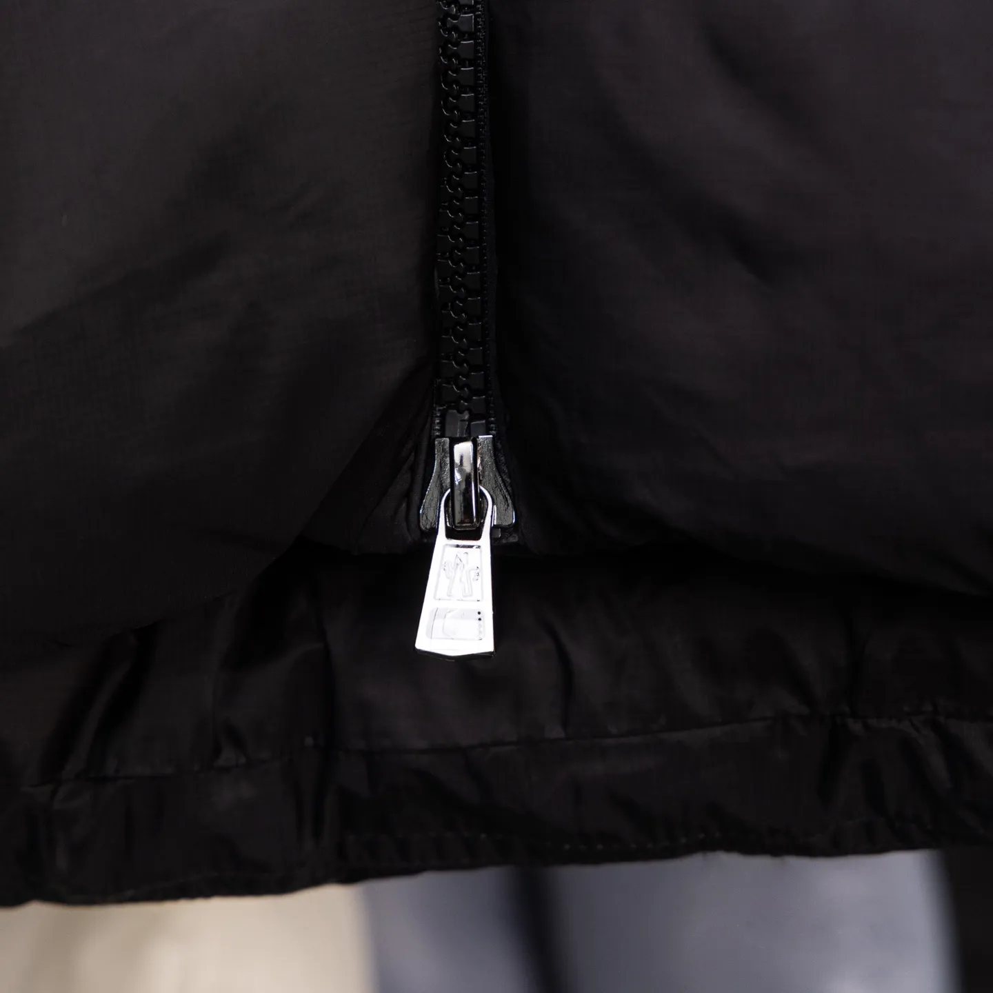 P880 Special down ⬆️Moncler Couyere (hooded, removable, variable stand-up collar jacket) men's hooded short down jacket. Forgive me for being so late. I haven't found any finished fabrics on the market that I'm satisfied with. It took a long time to customize the original replacement fabric. The original purchase and development. Goose down filling. The barcode is complete for every year and corresponds to the official website. The tag has built-in NFC electronic induction anti-counterfeiting. Supports multiple anti-counterfeiting verifications. 🎁The factory comes standard with a full set of counter gift box packaging. (Original airplane box, original shopping bag, original dust-proof grass, original hanger, original thank you card, original ribbon, upgraded original oversized magnetic gift box.) The Couyere short down jacket is durable and practical, provides functional warmth and care, and will accompany you to meet challenges.  Product Details: The Couyere is a durable down jacket made from a fine fabric that's durable and functional, with velvet resistance and functionality. The short design creates a sculpted silhouette, and padded pockets add a modern feel. The sleeves are embellished with signature patch pockets, a nod to the classic Moncler Maya down jacket.  Details: •Made from fine ripstop fabric •Microfabric lining •Down filling •Removable, adjustable hood •Zip closure •Zip pockets •Snap-buttoned sleeve pockets •Elasticized cuffs •Drawstring hem Size: 1-5 Black