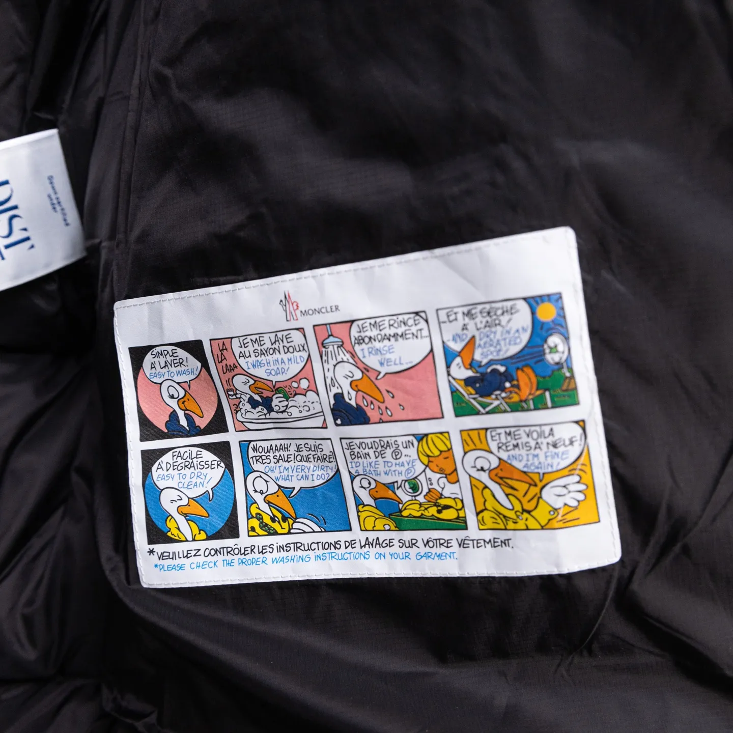 P880 Special down ⬆️Moncler Couyere (hooded, removable, variable stand-up collar jacket) men's hooded short down jacket. Forgive me for being so late. I haven't found any finished fabrics on the market that I'm satisfied with. It took a long time to customize the original replacement fabric. The original purchase and development. Goose down filling. The barcode is complete for every year and corresponds to the official website. The tag has built-in NFC electronic induction anti-counterfeiting. Supports multiple anti-counterfeiting verifications. 🎁The factory comes standard with a full set of counter gift box packaging. (Original airplane box, original shopping bag, original dust-proof grass, original hanger, original thank you card, original ribbon, upgraded original oversized magnetic gift box.) The Couyere short down jacket is durable and practical, provides functional warmth and care, and will accompany you to meet challenges.  Product Details: The Couyere is a durable down jacket made from a fine fabric that's durable and functional, with velvet resistance and functionality. The short design creates a sculpted silhouette, and padded pockets add a modern feel. The sleeves are embellished with signature patch pockets, a nod to the classic Moncler Maya down jacket.  Details: •Made from fine ripstop fabric •Microfabric lining •Down filling •Removable, adjustable hood •Zip closure •Zip pockets •Snap-buttoned sleeve pockets •Elasticized cuffs •Drawstring hem Size: 1-5 Black