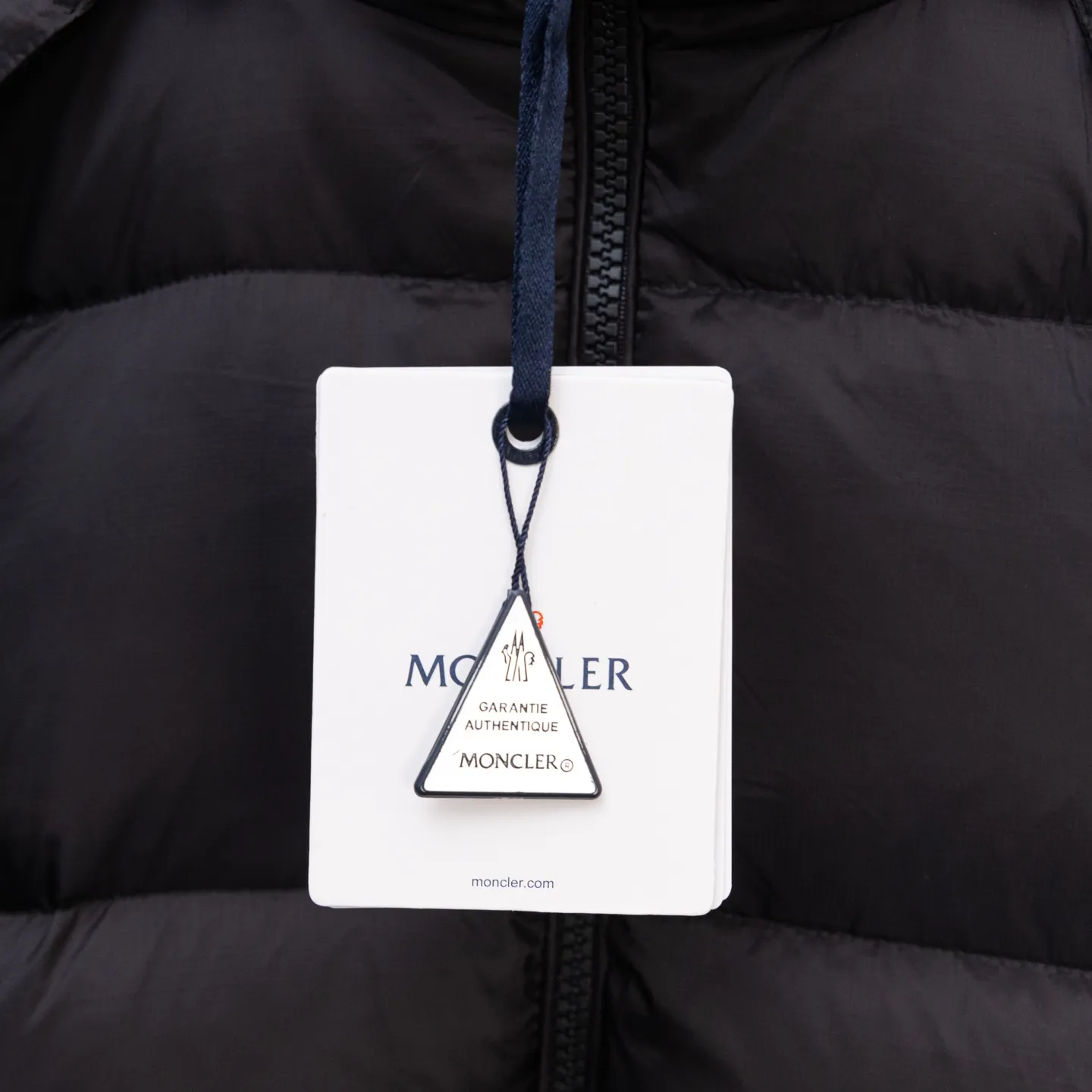P880 Special down ⬆️Moncler Couyere (hooded, removable, variable stand-up collar jacket) men's hooded short down jacket. Forgive me for being so late. I haven't found any finished fabrics on the market that I'm satisfied with. It took a long time to customize the original replacement fabric. The original purchase and development. Goose down filling. The barcode is complete for every year and corresponds to the official website. The tag has built-in NFC electronic induction anti-counterfeiting. Supports multiple anti-counterfeiting verifications. 🎁The factory comes standard with a full set of counter gift box packaging. (Original airplane box, original shopping bag, original dust-proof grass, original hanger, original thank you card, original ribbon, upgraded original oversized magnetic gift box.) The Couyere short down jacket is durable and practical, provides functional warmth and care, and will accompany you to meet challenges.  Product Details: The Couyere is a durable down jacket made from a fine fabric that's durable and functional, with velvet resistance and functionality. The short design creates a sculpted silhouette, and padded pockets add a modern feel. The sleeves are embellished with signature patch pockets, a nod to the classic Moncler Maya down jacket.  Details: •Made from fine ripstop fabric •Microfabric lining •Down filling •Removable, adjustable hood •Zip closure •Zip pockets •Snap-buttoned sleeve pockets •Elasticized cuffs •Drawstring hem Size: 1-5 Black