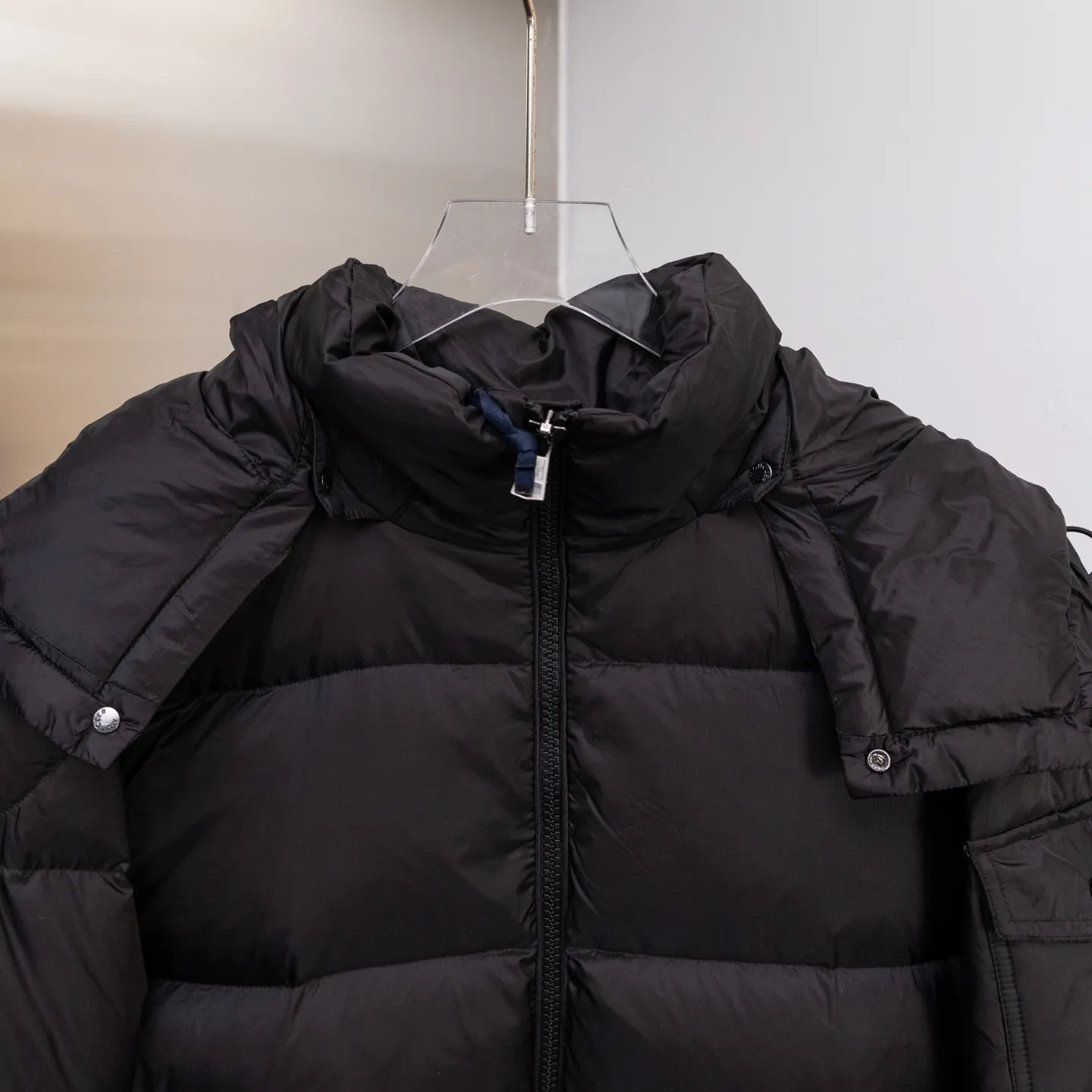 P880 Special down ⬆️Moncler Couyere (hooded, removable, variable stand-up collar jacket) men's hooded short down jacket. Forgive me for being so late. I haven't found any finished fabrics on the market that I'm satisfied with. It took a long time to customize the original replacement fabric. The original purchase and development. Goose down filling. The barcode is complete for every year and corresponds to the official website. The tag has built-in NFC electronic induction anti-counterfeiting. Supports multiple anti-counterfeiting verifications. 🎁The factory comes standard with a full set of counter gift box packaging. (Original airplane box, original shopping bag, original dust-proof grass, original hanger, original thank you card, original ribbon, upgraded original oversized magnetic gift box.) The Couyere short down jacket is durable and practical, provides functional warmth and care, and will accompany you to meet challenges.  Product Details: The Couyere is a durable down jacket made from a fine fabric that's durable and functional, with velvet resistance and functionality. The short design creates a sculpted silhouette, and padded pockets add a modern feel. The sleeves are embellished with signature patch pockets, a nod to the classic Moncler Maya down jacket.  Details: •Made from fine ripstop fabric •Microfabric lining •Down filling •Removable, adjustable hood •Zip closure •Zip pockets •Snap-buttoned sleeve pockets •Elasticized cuffs •Drawstring hem Size: 1-5 Black
