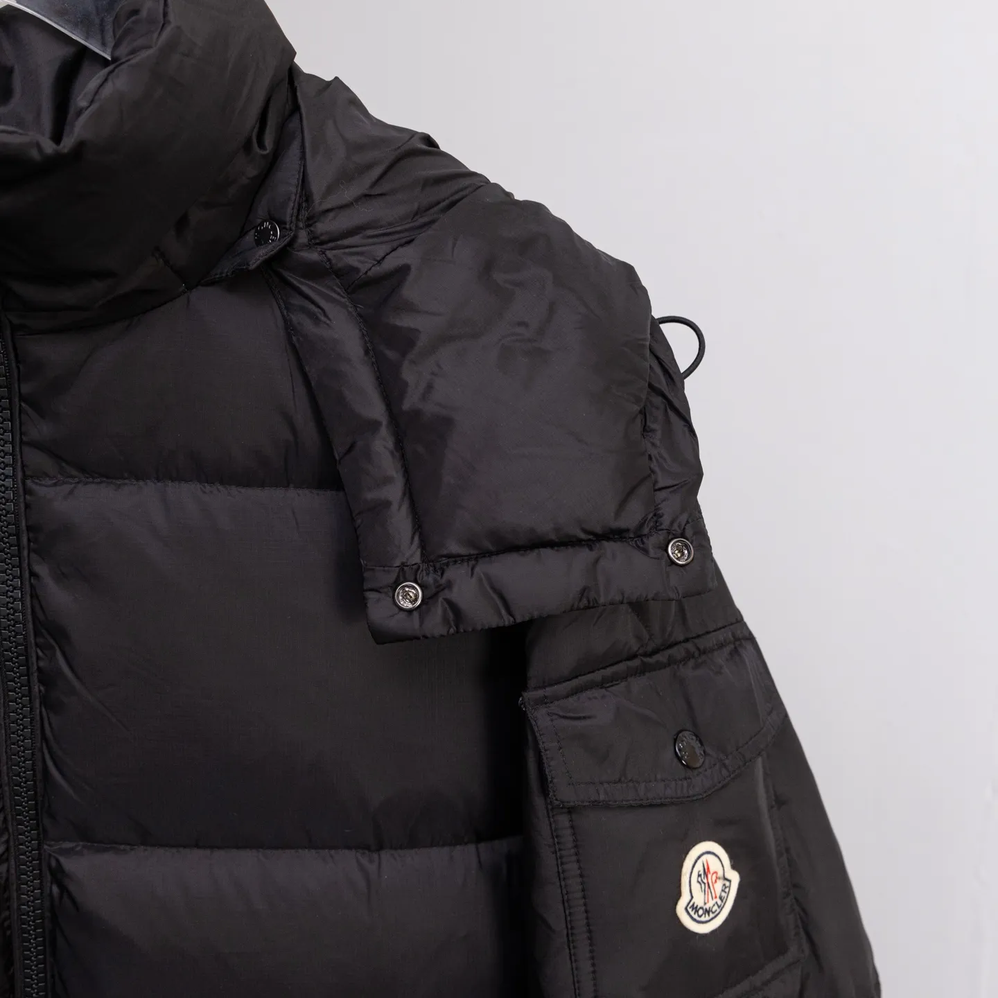 P880 Special down ⬆️Moncler Couyere (hooded, removable, variable stand-up collar jacket) men's hooded short down jacket. Forgive me for being so late. I haven't found any finished fabrics on the market that I'm satisfied with. It took a long time to customize the original replacement fabric. The original purchase and development. Goose down filling. The barcode is complete for every year and corresponds to the official website. The tag has built-in NFC electronic induction anti-counterfeiting. Supports multiple anti-counterfeiting verifications. 🎁The factory comes standard with a full set of counter gift box packaging. (Original airplane box, original shopping bag, original dust-proof grass, original hanger, original thank you card, original ribbon, upgraded original oversized magnetic gift box.) The Couyere short down jacket is durable and practical, provides functional warmth and care, and will accompany you to meet challenges.  Product Details: The Couyere is a durable down jacket made from a fine fabric that's durable and functional, with velvet resistance and functionality. The short design creates a sculpted silhouette, and padded pockets add a modern feel. The sleeves are embellished with signature patch pockets, a nod to the classic Moncler Maya down jacket.  Details: •Made from fine ripstop fabric •Microfabric lining •Down filling •Removable, adjustable hood •Zip closure •Zip pockets •Snap-buttoned sleeve pockets •Elasticized cuffs •Drawstring hem Size: 1-5 Black