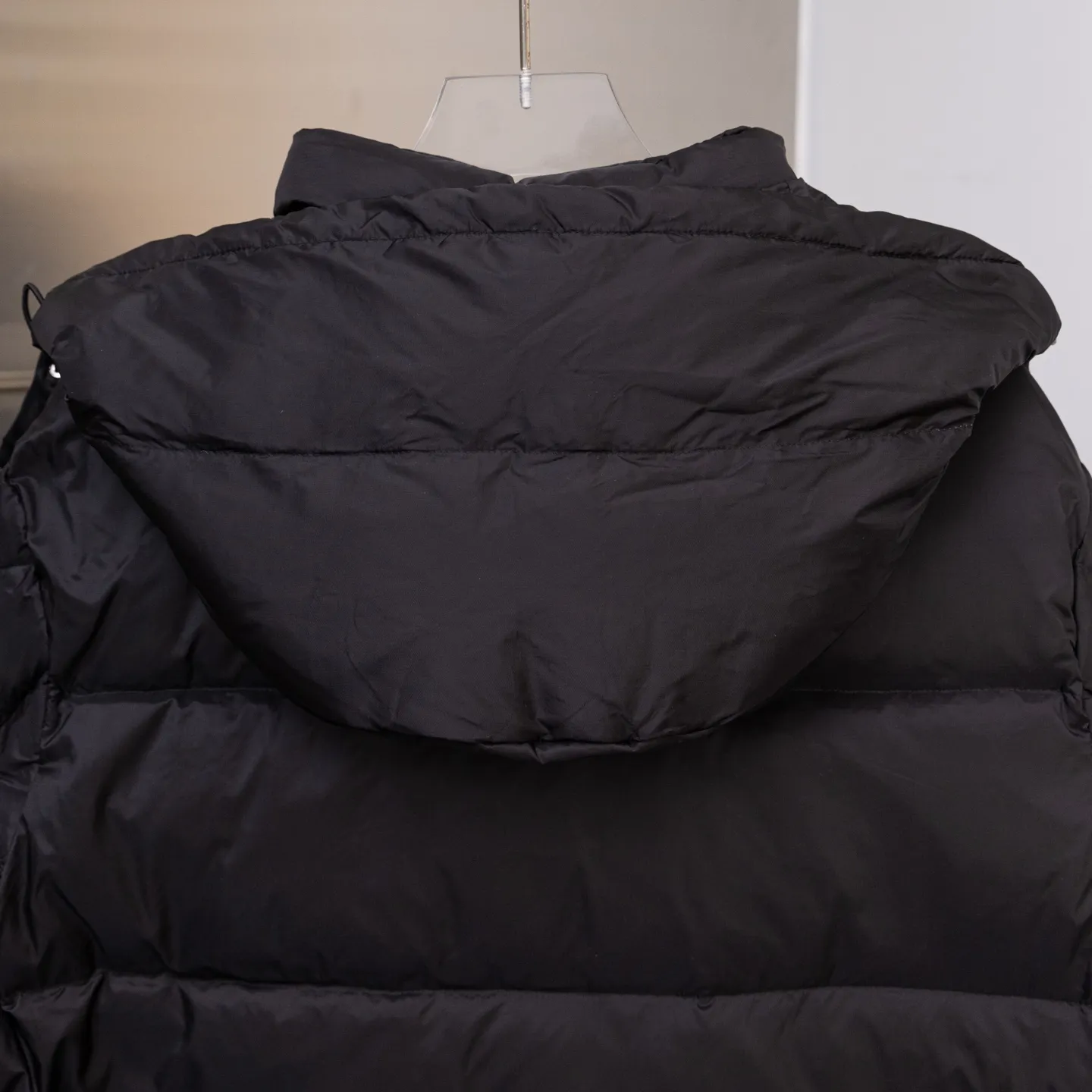 P880 Special down ⬆️Moncler Couyere (hooded, removable, variable stand-up collar jacket) men's hooded short down jacket. Forgive me for being so late. I haven't found any finished fabrics on the market that I'm satisfied with. It took a long time to customize the original replacement fabric. The original purchase and development. Goose down filling. The barcode is complete for every year and corresponds to the official website. The tag has built-in NFC electronic induction anti-counterfeiting. Supports multiple anti-counterfeiting verifications. 🎁The factory comes standard with a full set of counter gift box packaging. (Original airplane box, original shopping bag, original dust-proof grass, original hanger, original thank you card, original ribbon, upgraded original oversized magnetic gift box.) The Couyere short down jacket is durable and practical, provides functional warmth and care, and will accompany you to meet challenges.  Product Details: The Couyere is a durable down jacket made from a fine fabric that's durable and functional, with velvet resistance and functionality. The short design creates a sculpted silhouette, and padded pockets add a modern feel. The sleeves are embellished with signature patch pockets, a nod to the classic Moncler Maya down jacket.  Details: •Made from fine ripstop fabric •Microfabric lining •Down filling •Removable, adjustable hood •Zip closure •Zip pockets •Snap-buttoned sleeve pockets •Elasticized cuffs •Drawstring hem Size: 1-5 Black