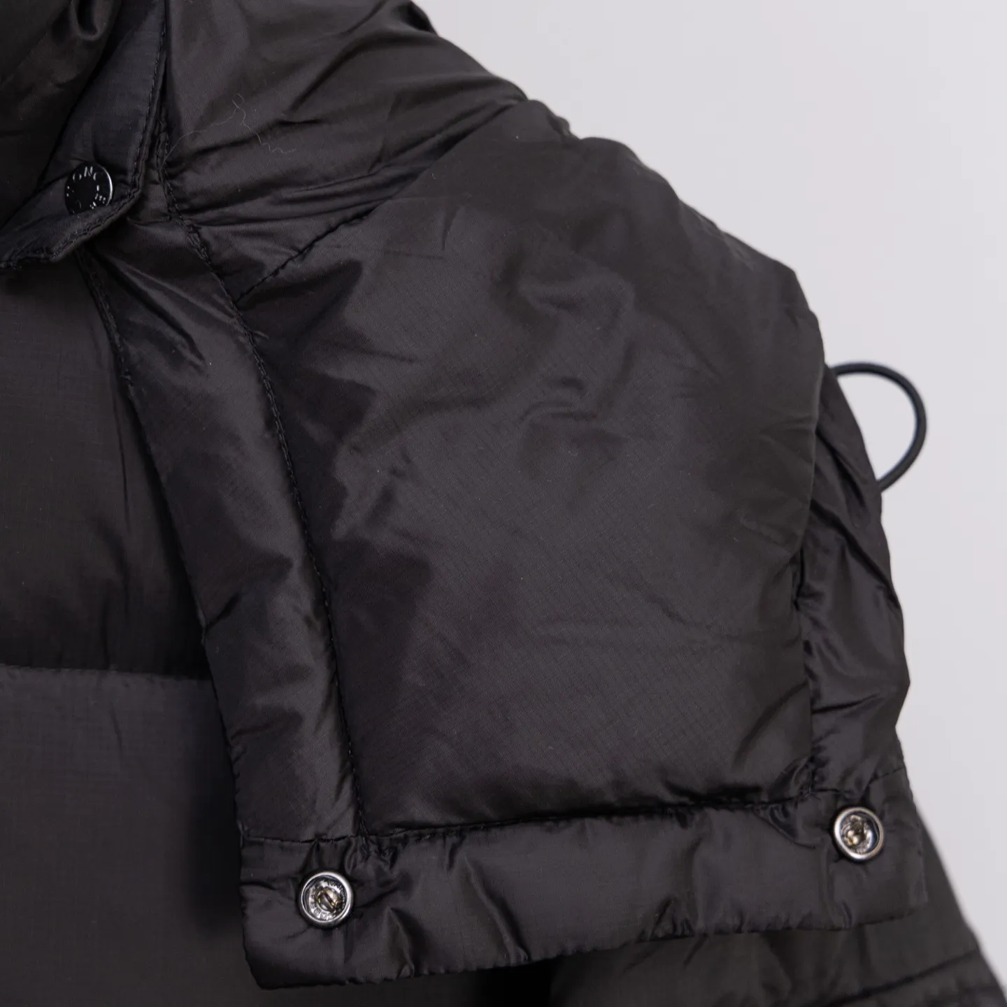 P880 Special down ⬆️Moncler Couyere (hooded, removable, variable stand-up collar jacket) men's hooded short down jacket. Forgive me for being so late. I haven't found any finished fabrics on the market that I'm satisfied with. It took a long time to customize the original replacement fabric. The original purchase and development. Goose down filling. The barcode is complete for every year and corresponds to the official website. The tag has built-in NFC electronic induction anti-counterfeiting. Supports multiple anti-counterfeiting verifications. 🎁The factory comes standard with a full set of counter gift box packaging. (Original airplane box, original shopping bag, original dust-proof grass, original hanger, original thank you card, original ribbon, upgraded original oversized magnetic gift box.) The Couyere short down jacket is durable and practical, provides functional warmth and care, and will accompany you to meet challenges.  Product Details: The Couyere is a durable down jacket made from a fine fabric that's durable and functional, with velvet resistance and functionality. The short design creates a sculpted silhouette, and padded pockets add a modern feel. The sleeves are embellished with signature patch pockets, a nod to the classic Moncler Maya down jacket.  Details: •Made from fine ripstop fabric •Microfabric lining •Down filling •Removable, adjustable hood •Zip closure •Zip pockets •Snap-buttoned sleeve pockets •Elasticized cuffs •Drawstring hem Size: 1-5 Black
