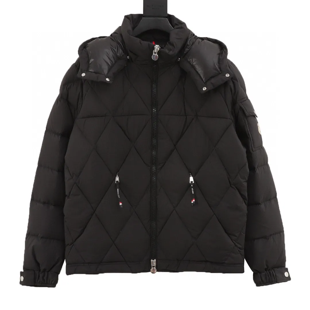 P840 Moncler’s new autumn and winter product Vezere’ goose down down jacket, same style for men and women, diamond ◇ plaid. This down jacket is a basic warm item. This down jacket is equipped with a hood, which can be easily removed according to the weather. The jacket's silhouette and sleeve patch pockets pay homage to the iconic Moncler Maya down jacket. ·Made of longue saison fabric·Nylon lé ger brillant lining filled with 90% goose down Detachable and adjustable hood with zipper and snap-button zipper pocket Sleeves with patch pockets·Adjustable cuffs·Drawstring hem Style number: A93# Color: black white SIZE: 1-5