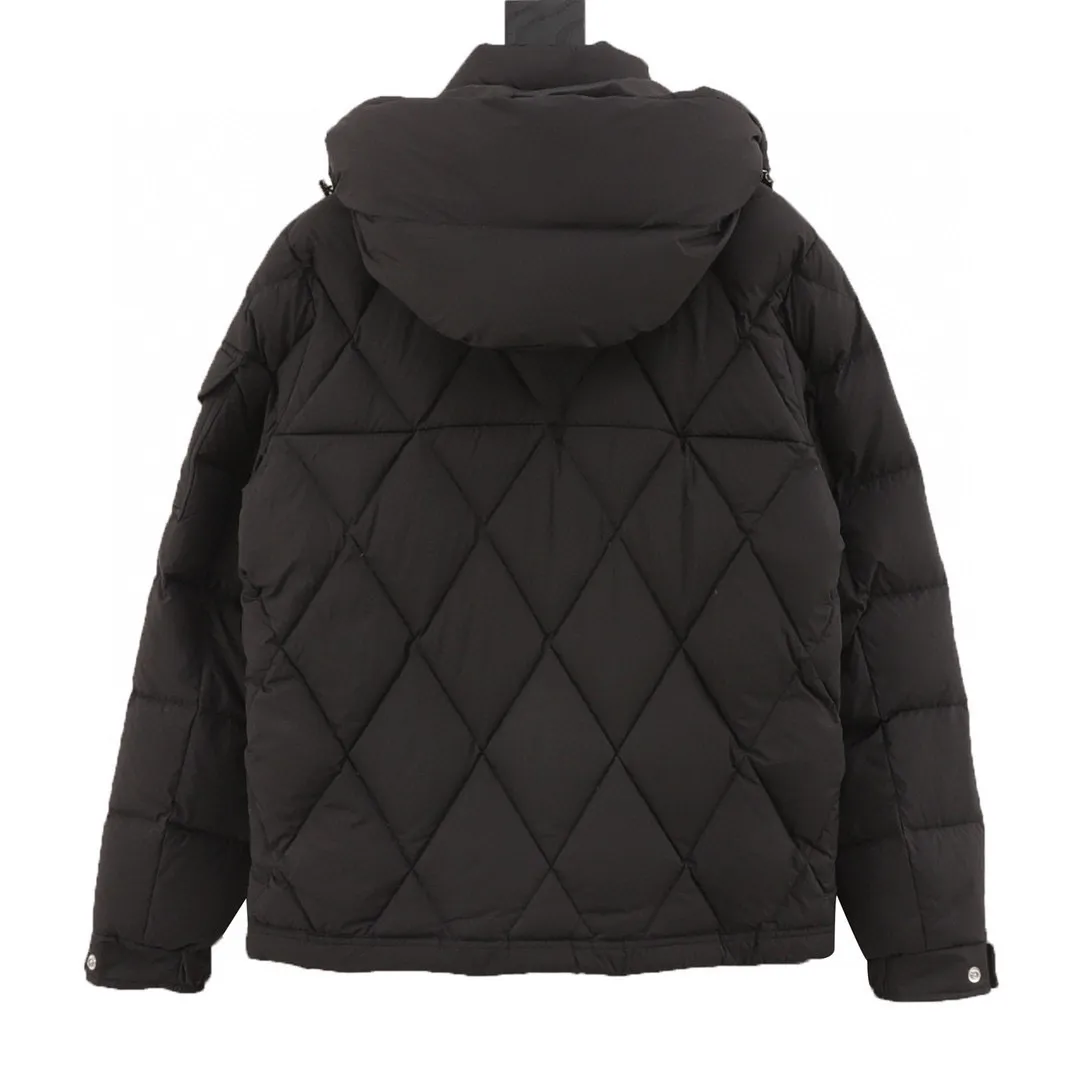 P840 Moncler’s new autumn and winter product Vezere’ goose down down jacket, same style for men and women, diamond ◇ plaid. This down jacket is a basic warm item. This down jacket is equipped with a hood, which can be easily removed according to the weather. The jacket's silhouette and sleeve patch pockets pay homage to the iconic Moncler Maya down jacket. ·Made of longue saison fabric·Nylon lé ger brillant lining filled with 90% goose down Detachable and adjustable hood with zipper and snap-button zipper pocket Sleeves with patch pockets·Adjustable cuffs·Drawstring hem Style number: A93# Color: black white SIZE: 1-5