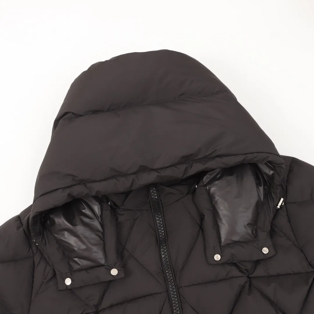 P840 Moncler’s new autumn and winter product Vezere’ goose down down jacket, same style for men and women, diamond ◇ plaid. This down jacket is a basic warm item. This down jacket is equipped with a hood, which can be easily removed according to the weather. The jacket's silhouette and sleeve patch pockets pay homage to the iconic Moncler Maya down jacket. ·Made of longue saison fabric·Nylon lé ger brillant lining filled with 90% goose down Detachable and adjustable hood with zipper and snap-button zipper pocket Sleeves with patch pockets·Adjustable cuffs·Drawstring hem Style number: A93# Color: black white SIZE: 1-5