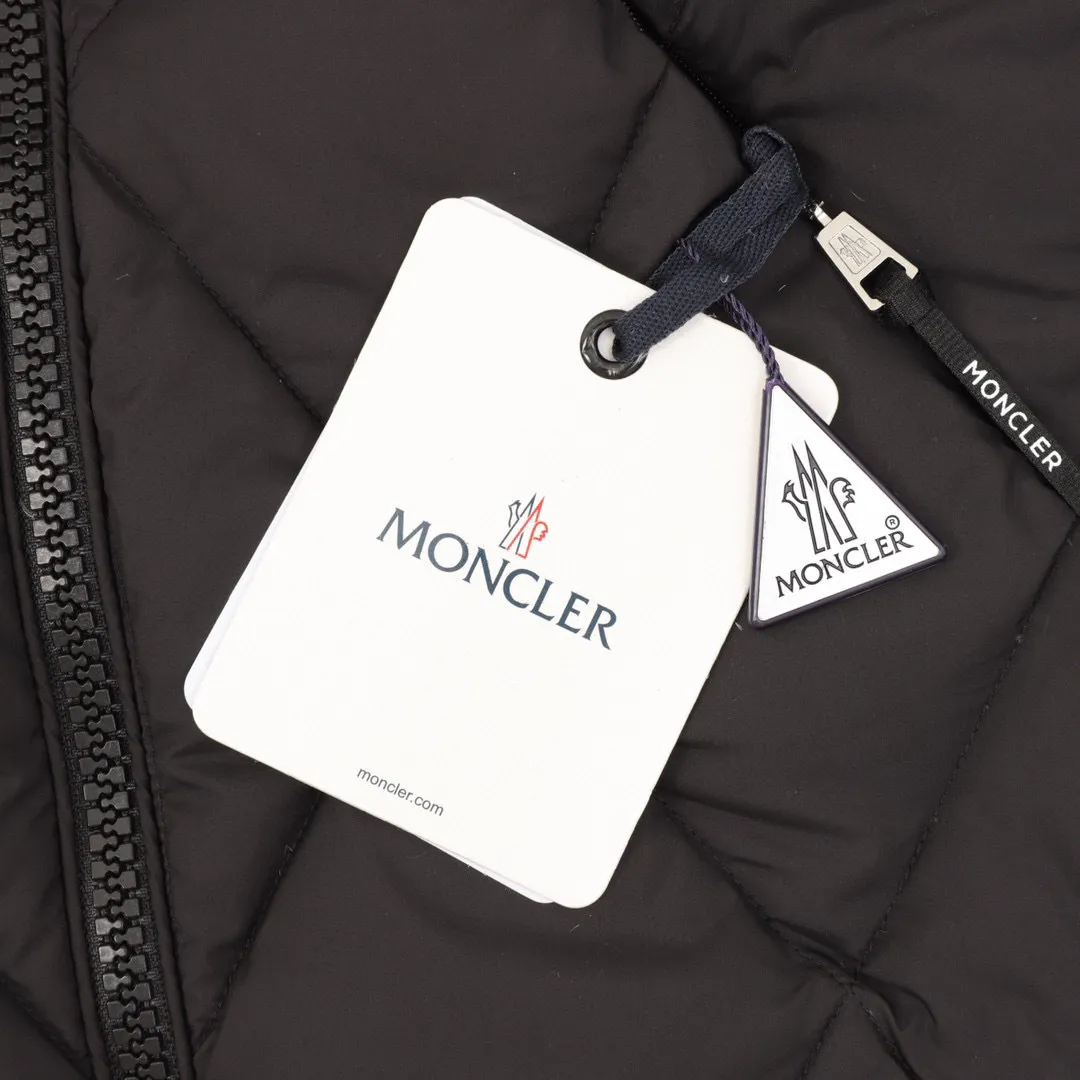 P840 Moncler’s new autumn and winter product Vezere’ goose down down jacket, same style for men and women, diamond ◇ plaid. This down jacket is a basic warm item. This down jacket is equipped with a hood, which can be easily removed according to the weather. The jacket's silhouette and sleeve patch pockets pay homage to the iconic Moncler Maya down jacket. ·Made of longue saison fabric·Nylon lé ger brillant lining filled with 90% goose down Detachable and adjustable hood with zipper and snap-button zipper pocket Sleeves with patch pockets·Adjustable cuffs·Drawstring hem Style number: A93# Color: black white SIZE: 1-5