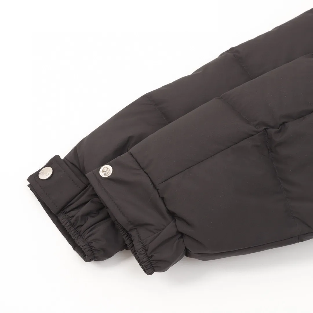 P840 Moncler’s new autumn and winter product Vezere’ goose down down jacket, same style for men and women, diamond ◇ plaid. This down jacket is a basic warm item. This down jacket is equipped with a hood, which can be easily removed according to the weather. The jacket's silhouette and sleeve patch pockets pay homage to the iconic Moncler Maya down jacket. ·Made of longue saison fabric·Nylon lé ger brillant lining filled with 90% goose down Detachable and adjustable hood with zipper and snap-button zipper pocket Sleeves with patch pockets·Adjustable cuffs·Drawstring hem Style number: A93# Color: black white SIZE: 1-5