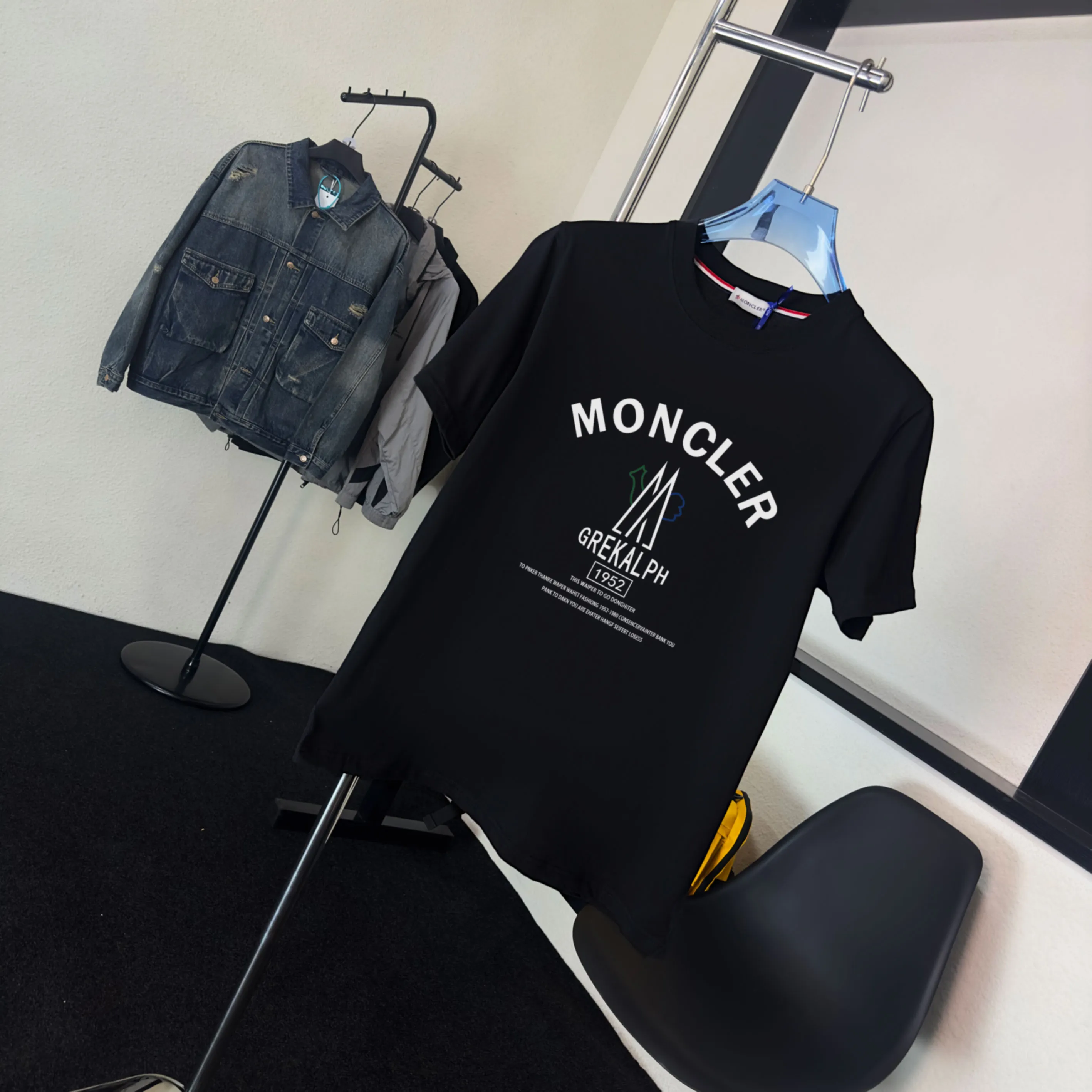 P140 💰Upgraded version "Mobile phone smart sensor ~ NFC chip armband ~ direct access to the official website for anti-counterfeiting" "Moncler ~ Mouth Mouth" 2025 new high-quality round neck short-sleeved T-shirt. The cuffs have imported embroidered labels. Customized dyeing, very comfortable to touch. Super versatile and good-looking short-sleeved. Complete with three labels. Non-market ordinary version. Feel free to compare. Quality is absolutely guaranteed! ‼ First of all, this original fabric is all custom-woven with 32-count double yarn fabric, 250G, and the weight is the same‼ Fine workmanship, double waistcoat method, double waistcoat method, double waistcoat method makes the whole dress more three-dimensional, which is not a craft that ordinary T-shirts can achieve🤪 Size: S-M-L-XL-2XL Color: black, white, apricot, same style for men and women