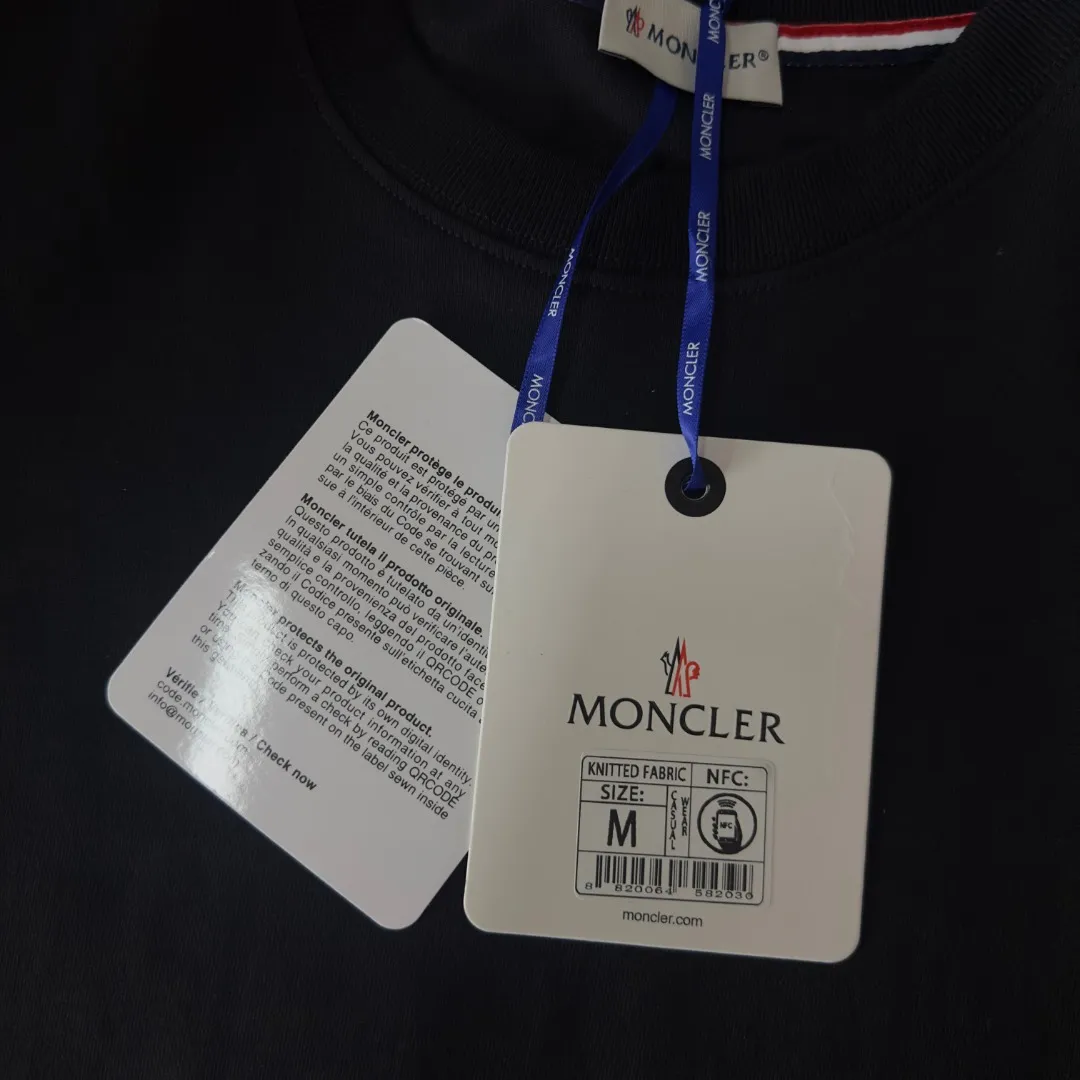 P140 💰Upgraded version "Mobile phone smart sensor ~ NFC chip armband ~ direct access to the official website for anti-counterfeiting" "Moncler ~ Mouth Mouth" 2025 new high-quality round neck short-sleeved T-shirt. The cuffs have imported embroidered labels. Customized dyeing, very comfortable to touch. Super versatile and good-looking short-sleeved. Complete with three labels. Non-market ordinary version. Feel free to compare. Quality is absolutely guaranteed! ‼ First of all, this original fabric is all custom-woven with 32-count double yarn fabric, 250G, and the weight is the same‼ Fine workmanship, double waistcoat method, double waistcoat method, double waistcoat method makes the whole dress more three-dimensional, which is not a craft that ordinary T-shirts can achieve🤪 Size: S-M-L-XL-2XL Color: black, white, apricot, same style for men and women