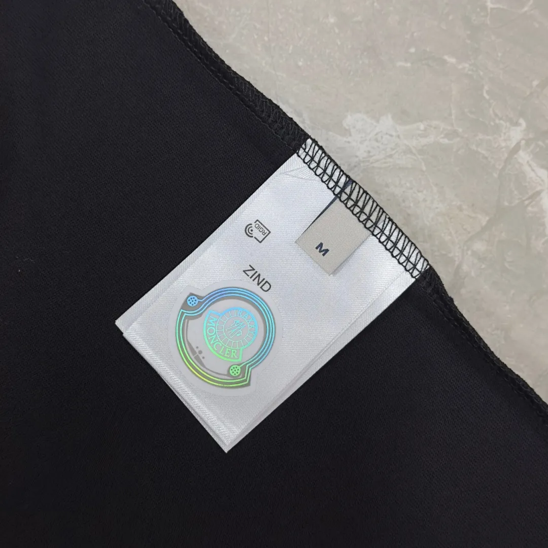 P140 💰Upgraded version "Mobile phone smart sensor ~ NFC chip armband ~ direct access to the official website for anti-counterfeiting" "Moncler ~ Mouth Mouth" 2025 new high-quality round neck short-sleeved T-shirt. The cuffs have imported embroidered labels. Customized dyeing, very comfortable to touch. Super versatile and good-looking short-sleeved. Complete with three labels. Non-market ordinary version. Feel free to compare. Quality is absolutely guaranteed! ‼ First of all, this original fabric is all custom-woven with 32-count double yarn fabric, 250G, and the weight is the same‼ Fine workmanship, double waistcoat method, double waistcoat method, double waistcoat method makes the whole dress more three-dimensional, which is not a craft that ordinary T-shirts can achieve🤪 Size: S-M-L-XL-2XL Color: black, white, apricot, same style for men and women