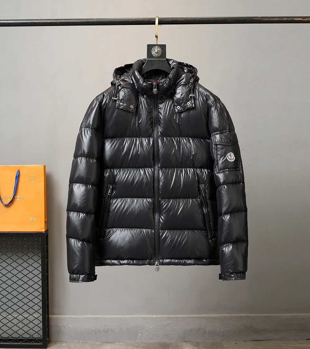 P700 💎Highest quality💎 New Mayan style muzzle down jacket, evergreen style, the same style as Eason Chan, Moncler, a famous French brand of outdoor sports equipment, the original hot-selling down jacket, the same style as celebrities, national standard 90 white duck down, extra large filling capacity, super warm, anti-drilling velvet and lint-proof lining, detachable hood, ultra-light feel, super comfortable to wear, authentic craftsmanship details are in place The upper body effect is super good, black with gray lining is a classic and versatile style, a must-have item for everyone! Color: black Code number: 1 2 3 4 5 6