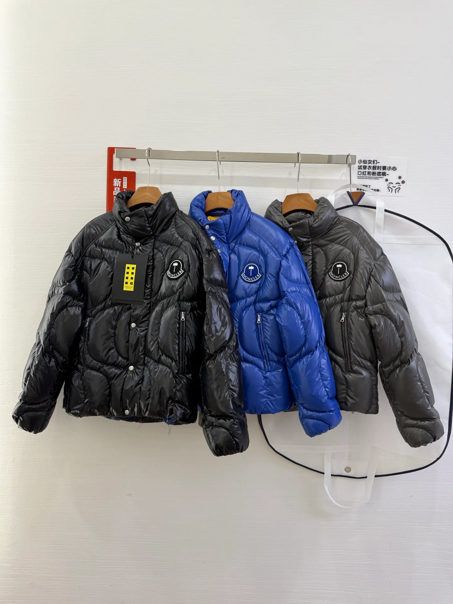 P1100 Italy Moncler PALM ANGELS co-branded HAUNANI contrasting color stand-collar down jacket. Same style as Olympic champion. Same style down jacket as Pan Zhanle. GET [BUY R] [BUY R] Palm Angels joint series. Code number: 1-2-3-4 Color: gray*black*blue