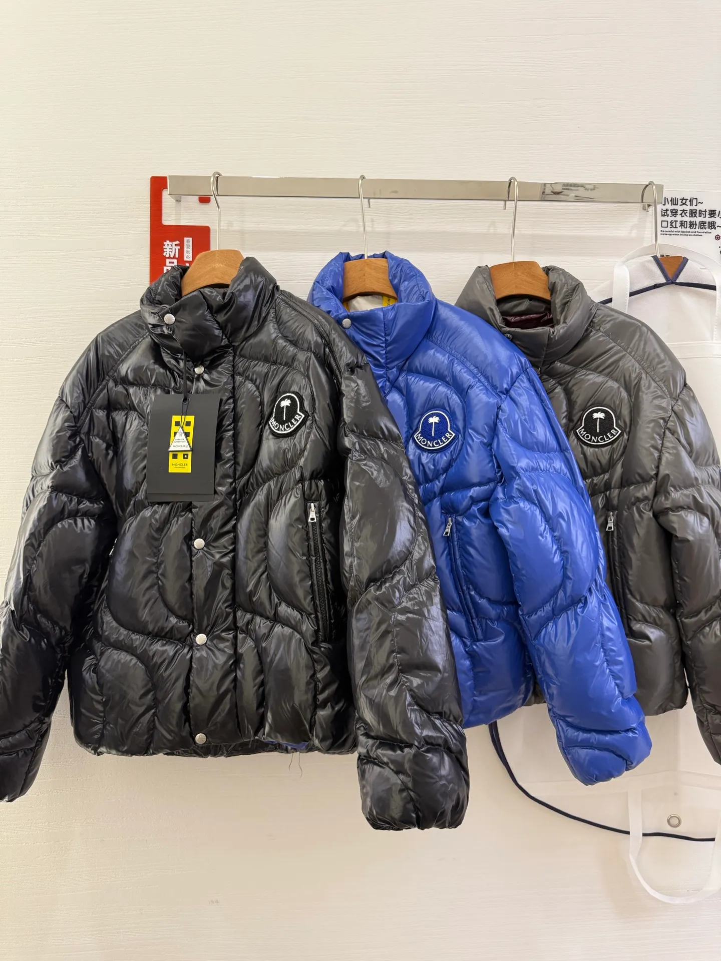 P1100 Italy Moncler PALM ANGELS co-branded HAUNANI contrasting color stand-collar down jacket. Same style as Olympic champion. Same style down jacket as Pan Zhanle. GET [BUY R] [BUY R] Palm Angels joint series. Code number: 1-2-3-4 Color: gray*black*blue