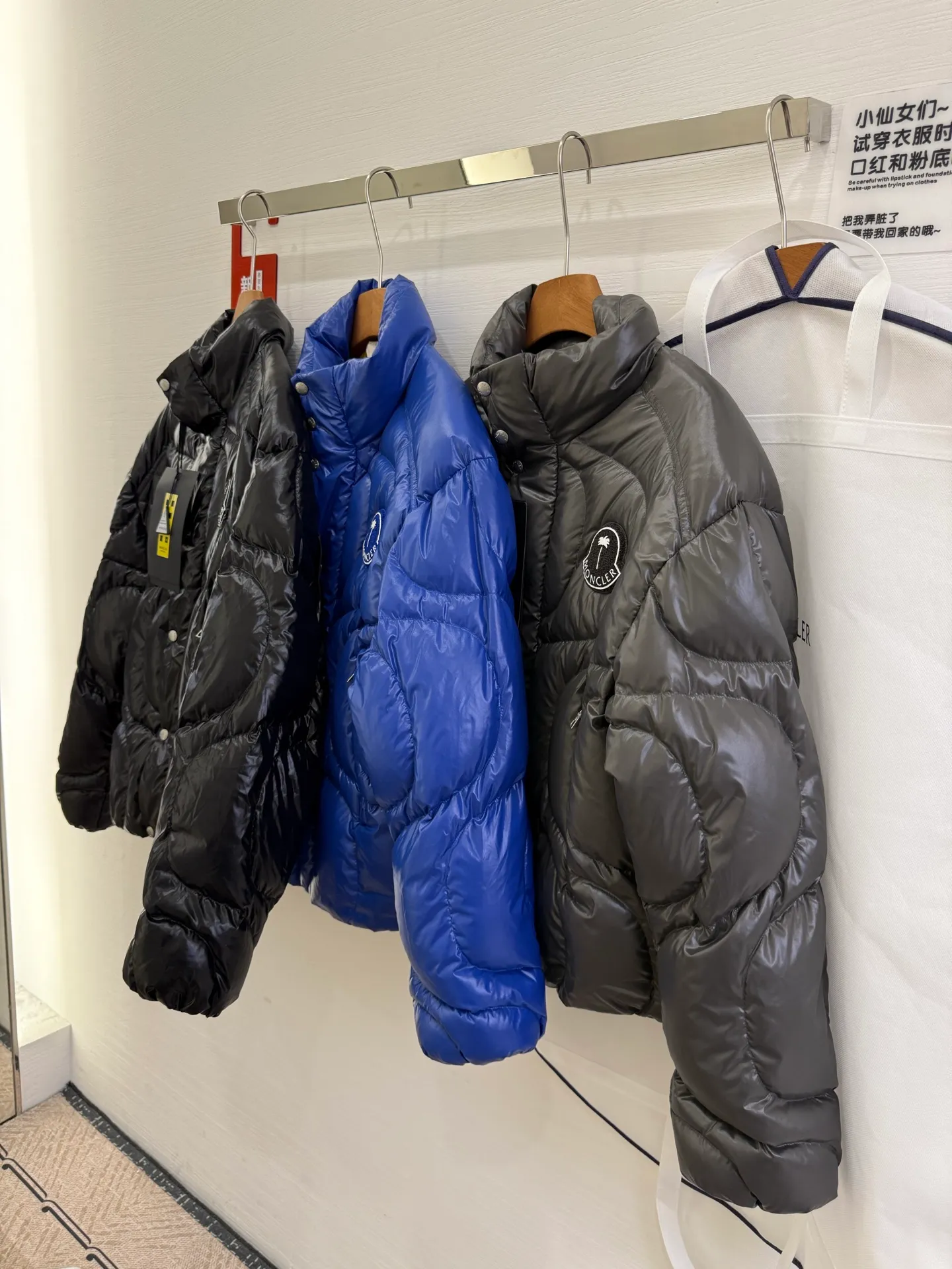 P1100 Italy Moncler PALM ANGELS co-branded HAUNANI contrasting color stand-collar down jacket. Same style as Olympic champion. Same style down jacket as Pan Zhanle. GET [BUY R] [BUY R] Palm Angels joint series. Code number: 1-2-3-4 Color: gray*black*blue