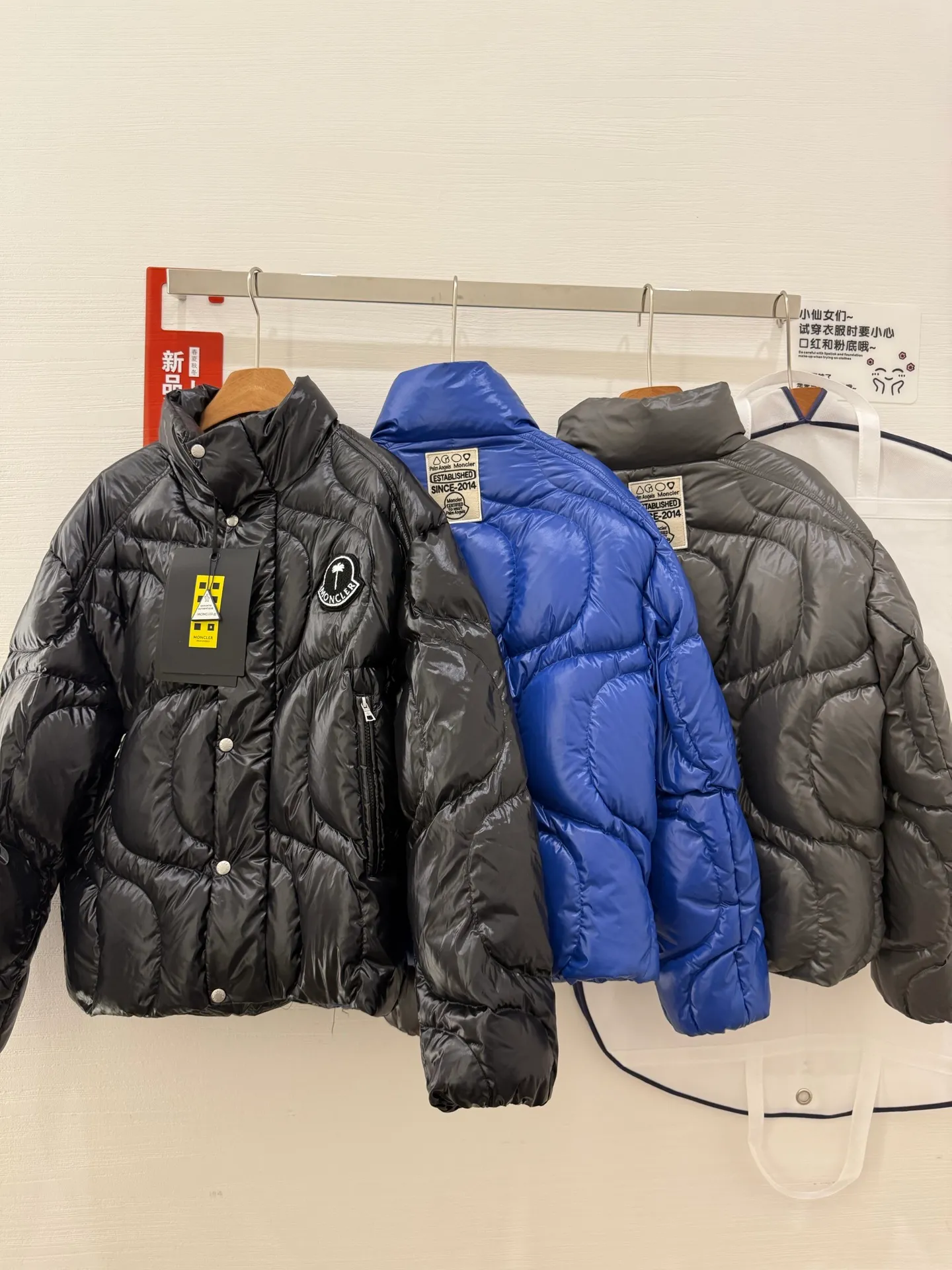 P1100 Italy Moncler PALM ANGELS co-branded HAUNANI contrasting color stand-collar down jacket. Same style as Olympic champion. Same style down jacket as Pan Zhanle. GET [BUY R] [BUY R] Palm Angels joint series. Code number: 1-2-3-4 Color: gray*black*blue