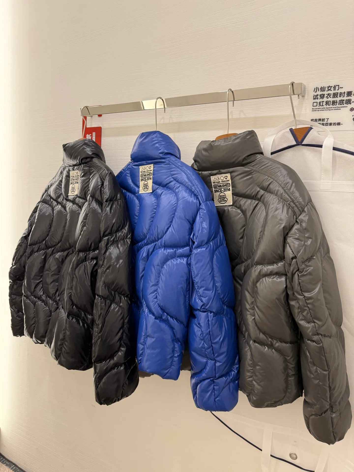 P1100 Italy Moncler PALM ANGELS co-branded HAUNANI contrasting color stand-collar down jacket. Same style as Olympic champion. Same style down jacket as Pan Zhanle. GET [BUY R] [BUY R] Palm Angels joint series. Code number: 1-2-3-4 Color: gray*black*blue