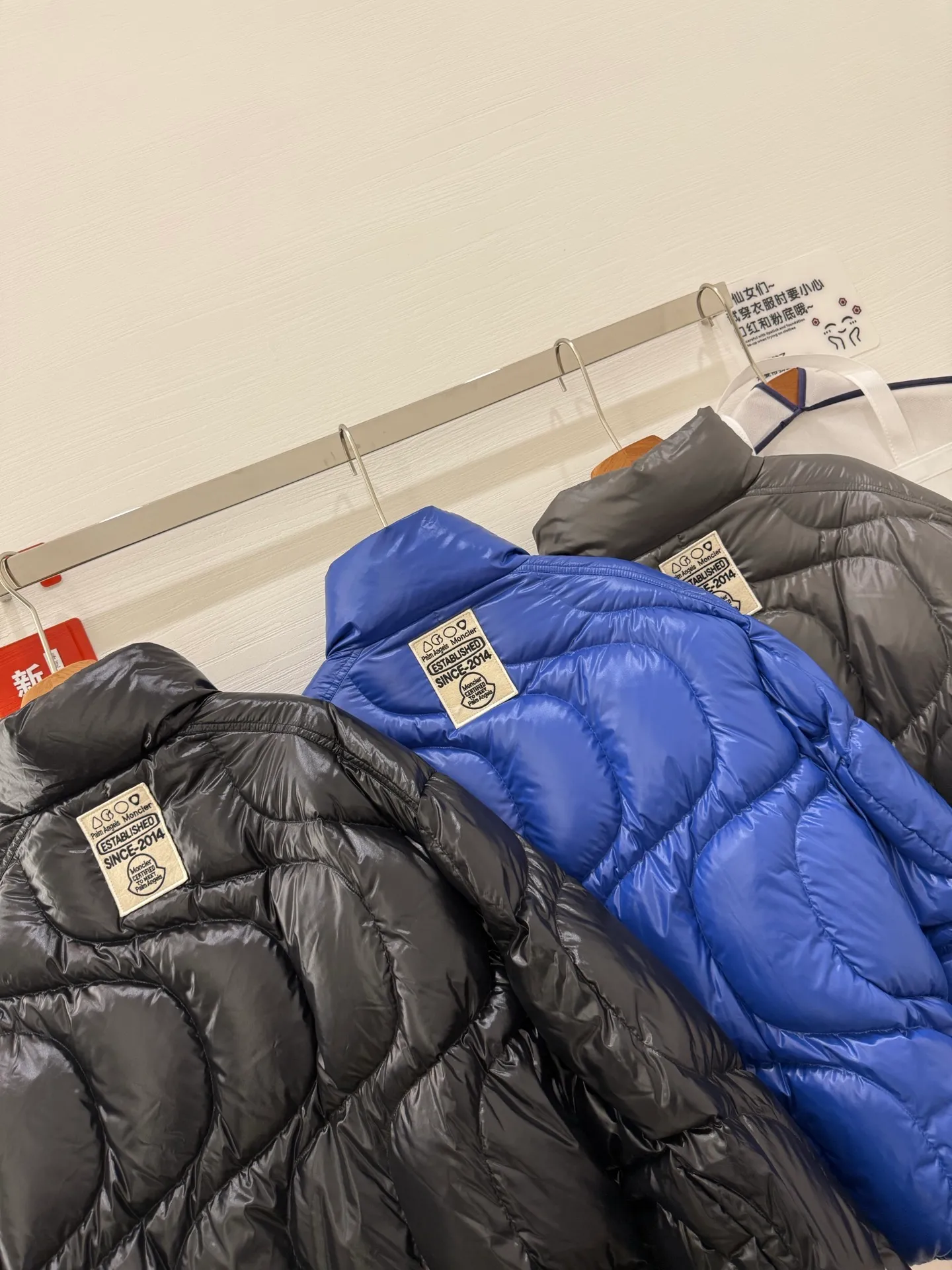 P1100 Italy Moncler PALM ANGELS co-branded HAUNANI contrasting color stand-collar down jacket. Same style as Olympic champion. Same style down jacket as Pan Zhanle. GET [BUY R] [BUY R] Palm Angels joint series. Code number: 1-2-3-4 Color: gray*black*blue