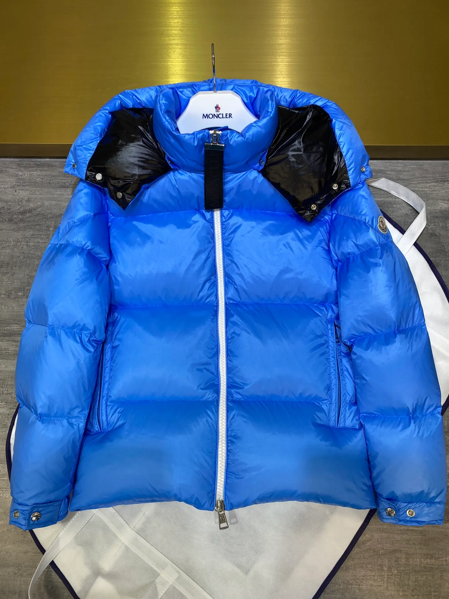 P880 Moncler Liu Haoran star's same style bread suit for couples, the fabric is imported from Korea🇰🇷, waterproof, windproof and wear-resistant🐮‼ ️, so the fabric must be very soft and thick as expected. 🤓🤓The sleeves are equipped with the iconic Moncler logo👏🏼, the hat is removable🧢, and the hat is decorated with a circle, echoing the brand's fashion trend‼ ️. Regular cuffs for warmth and comfort. ☺️☺️The cold protection index is minus 15-25℃🥶It is enough to wear in the winter of minus 30-40℃ in Toronto! ! ! Provide you with the best protection in cold weather. 🥳 Color: Black, Blue, Yellow, Size: 1 2 3 4 5