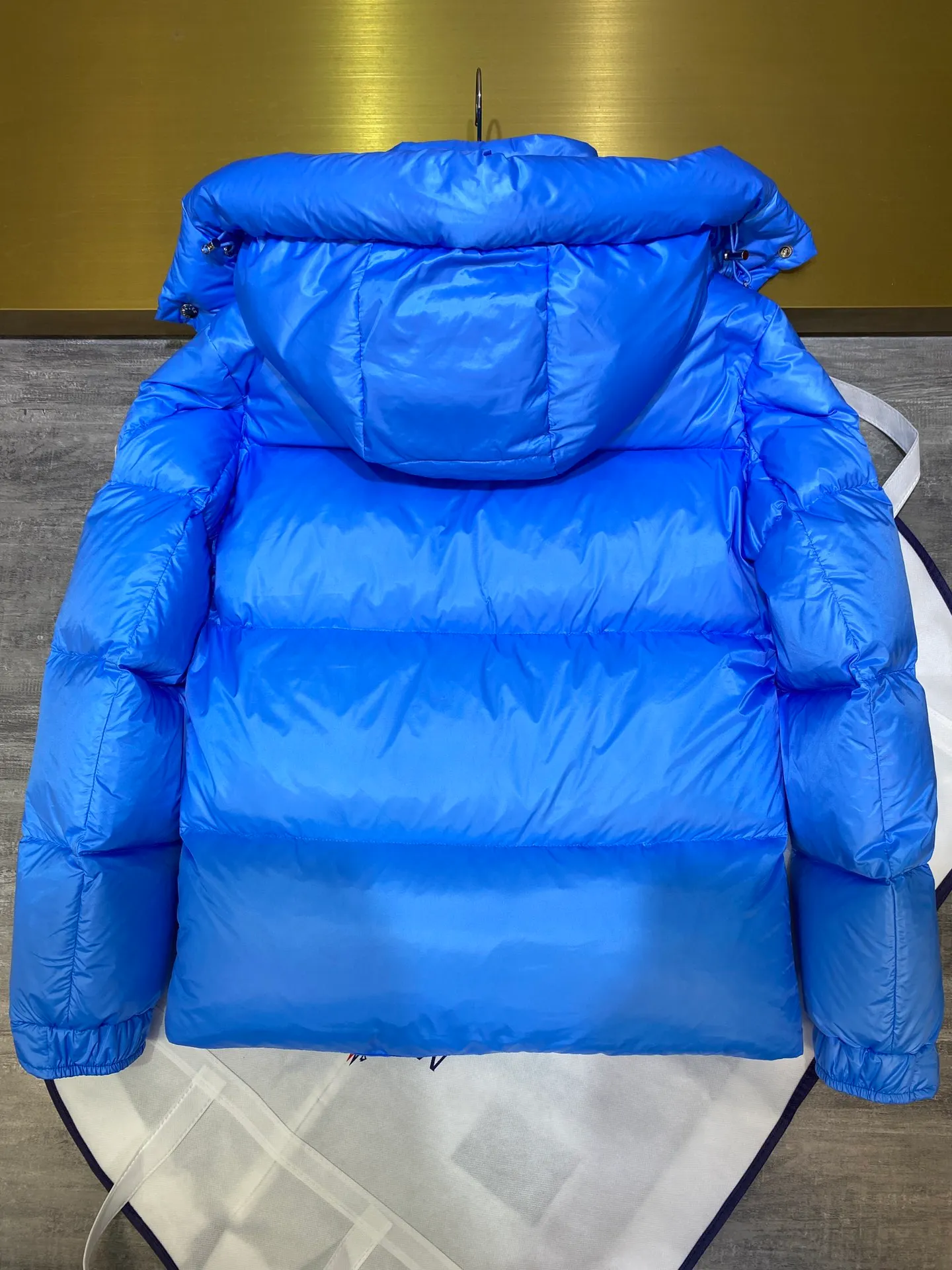 P880 Moncler Liu Haoran star's same style bread suit for couples, the fabric is imported from Korea🇰🇷, waterproof, windproof and wear-resistant🐮‼ ️, so the fabric must be very soft and thick as expected. 🤓🤓The sleeves are equipped with the iconic Moncler logo👏🏼, the hat is removable🧢, and the hat is decorated with a circle, echoing the brand's fashion trend‼ ️. Regular cuffs for warmth and comfort. ☺️☺️The cold protection index is minus 15-25℃🥶It is enough to wear in the winter of minus 30-40℃ in Toronto! ! ! Provide you with the best protection in cold weather. 🥳 Color: Black, Blue, Yellow, Size: 1 2 3 4 5