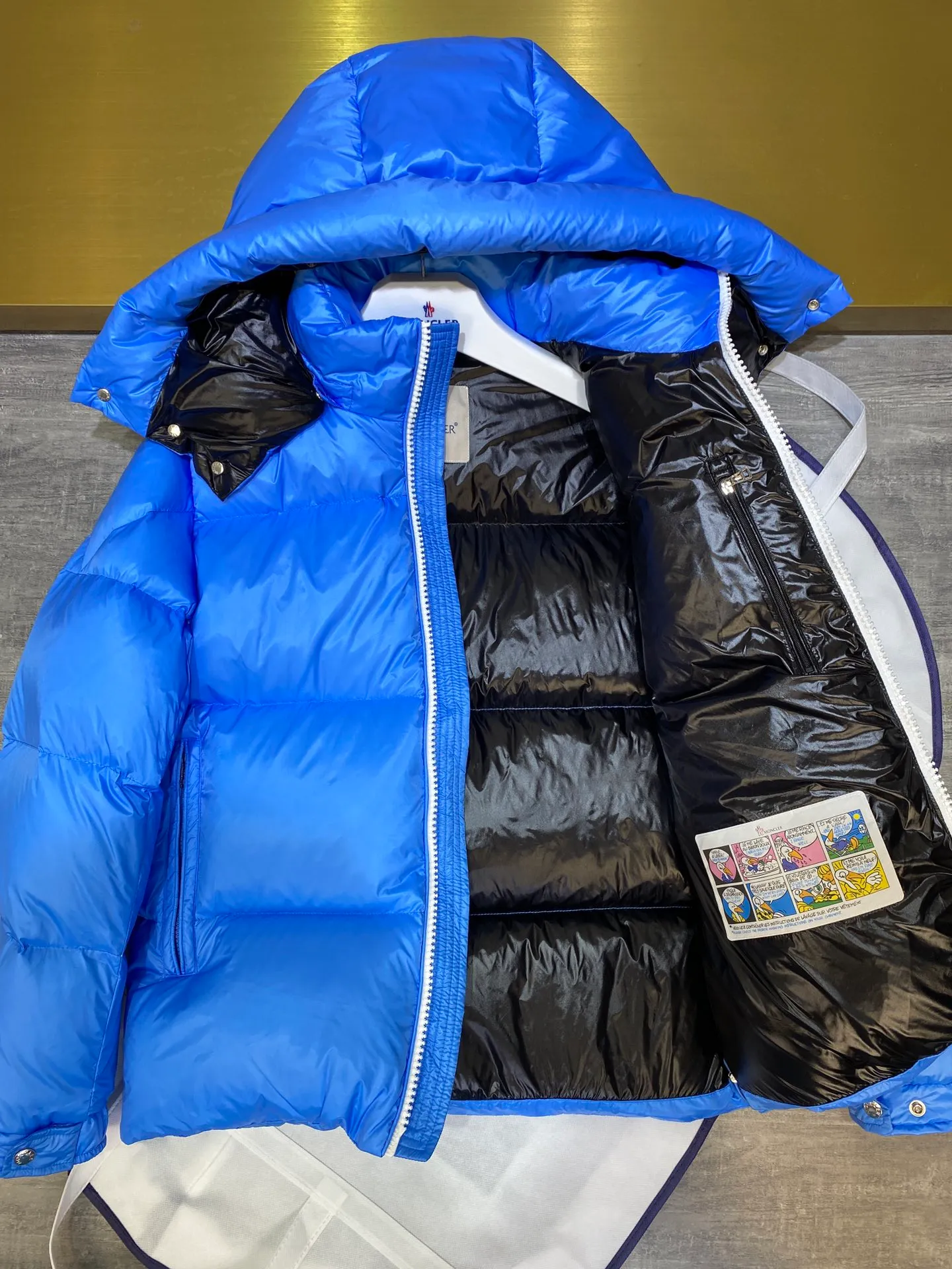 P880 Moncler Liu Haoran star's same style bread suit for couples, the fabric is imported from Korea🇰🇷, waterproof, windproof and wear-resistant🐮‼ ️, so the fabric must be very soft and thick as expected. 🤓🤓The sleeves are equipped with the iconic Moncler logo👏🏼, the hat is removable🧢, and the hat is decorated with a circle, echoing the brand's fashion trend‼ ️. Regular cuffs for warmth and comfort. ☺️☺️The cold protection index is minus 15-25℃🥶It is enough to wear in the winter of minus 30-40℃ in Toronto! ! ! Provide you with the best protection in cold weather. 🥳 Color: Black, Blue, Yellow, Size: 1 2 3 4 5