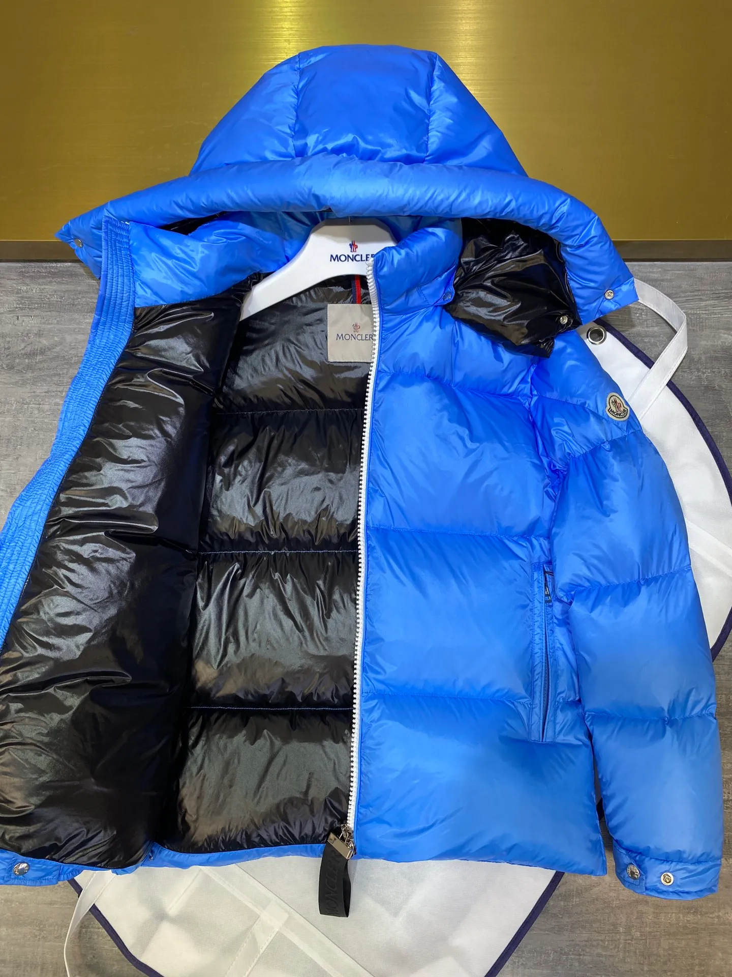 P880 Moncler Liu Haoran star's same style bread suit for couples, the fabric is imported from Korea🇰🇷, waterproof, windproof and wear-resistant🐮‼ ️, so the fabric must be very soft and thick as expected. 🤓🤓The sleeves are equipped with the iconic Moncler logo👏🏼, the hat is removable🧢, and the hat is decorated with a circle, echoing the brand's fashion trend‼ ️. Regular cuffs for warmth and comfort. ☺️☺️The cold protection index is minus 15-25℃🥶It is enough to wear in the winter of minus 30-40℃ in Toronto! ! ! Provide you with the best protection in cold weather. 🥳 Color: Black, Blue, Yellow, Size: 1 2 3 4 5