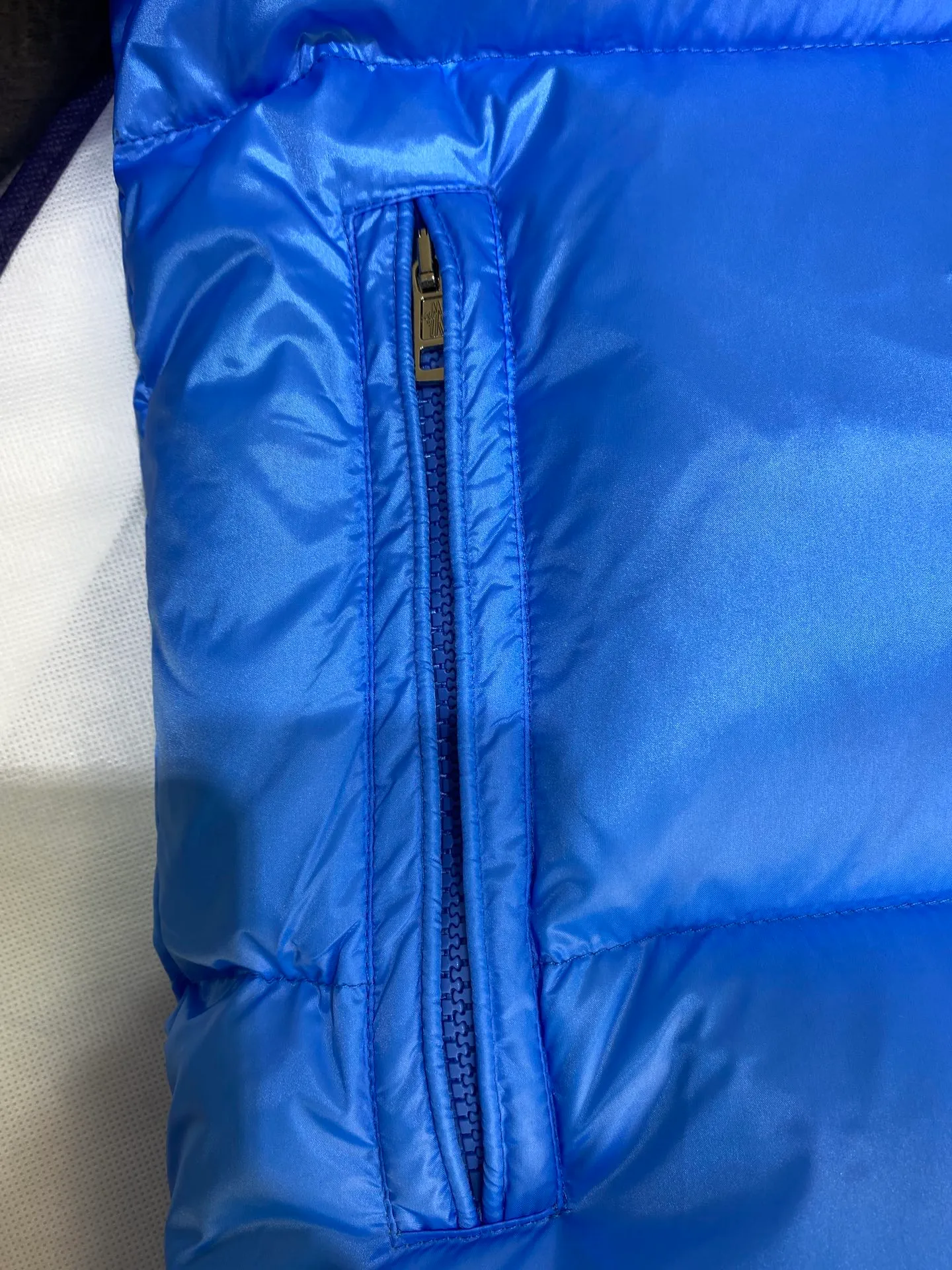 P880 Moncler Liu Haoran star's same style bread suit for couples, the fabric is imported from Korea🇰🇷, waterproof, windproof and wear-resistant🐮‼ ️, so the fabric must be very soft and thick as expected. 🤓🤓The sleeves are equipped with the iconic Moncler logo👏🏼, the hat is removable🧢, and the hat is decorated with a circle, echoing the brand's fashion trend‼ ️. Regular cuffs for warmth and comfort. ☺️☺️The cold protection index is minus 15-25℃🥶It is enough to wear in the winter of minus 30-40℃ in Toronto! ! ! Provide you with the best protection in cold weather. 🥳 Color: Black, Blue, Yellow, Size: 1 2 3 4 5