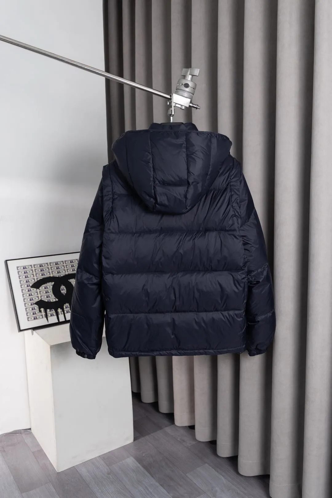 P850 Style number: HE377 Moncler Cyclone-Moncler 24 new style two-in-one down jacket with detachable sleeves The fabric is made of nylon resin fabric, which is windproof and cold-proof in winter. The inner filling is made of 90 goose down, and the down filling is as high as 400g. The upper body is extremely warm. The clothes use the sleeve and hood removal process, which is complicated and time-consuming. It can be used as a vest when it is removed and can be worn multiple times. It has custom-made small letter buttons with a mask and a hardware logo slider. It is made from the original version of the authentic counter. It has three complete standards and the original version. It is a popular down jacket that has been in the market for 24 years. You can buy it with confidence. Color: Black red/black green Size: 1 2 3 4