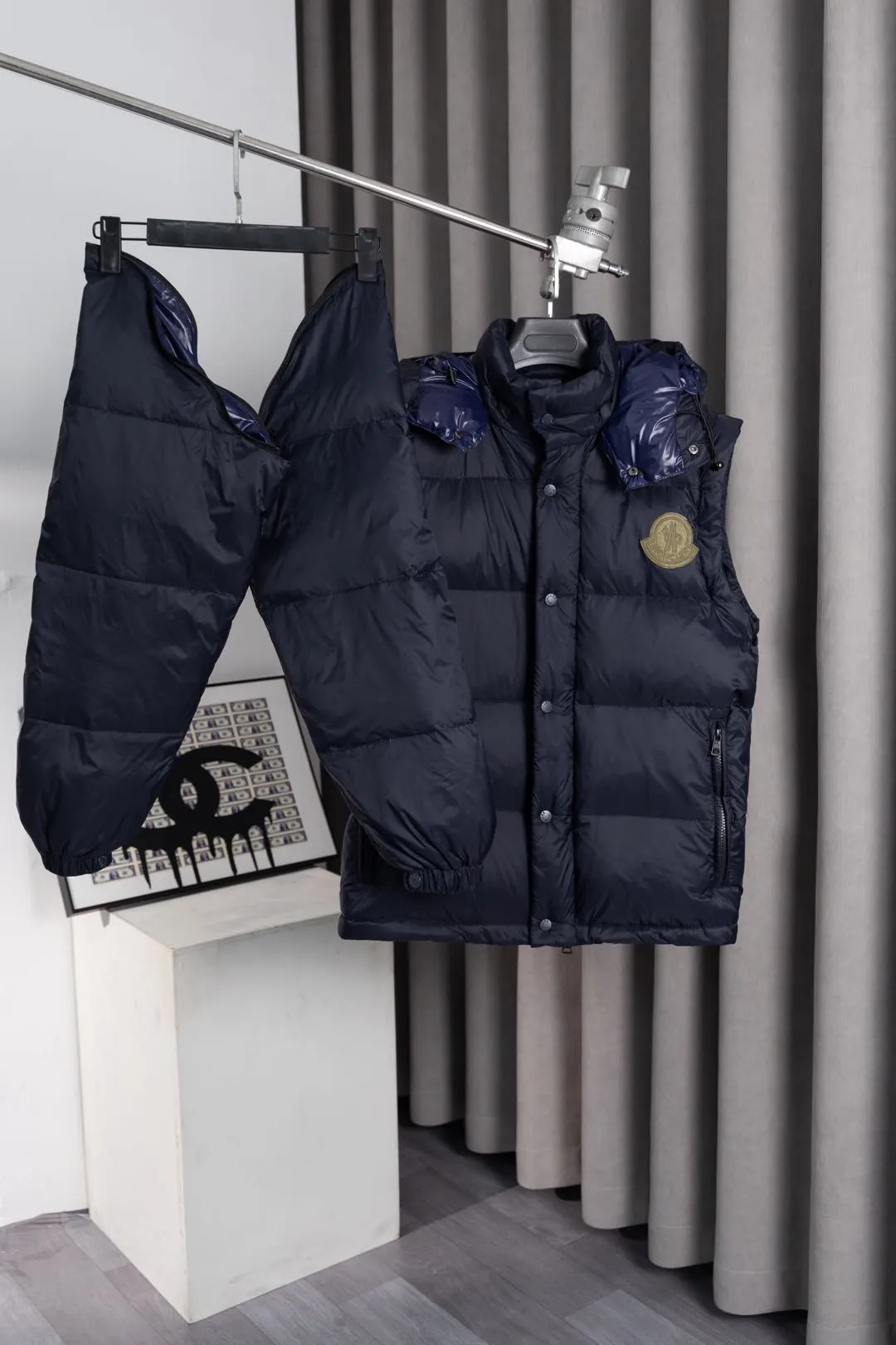 P850 Style number: HE377 Moncler Cyclone-Moncler 24 new style two-in-one down jacket with detachable sleeves The fabric is made of nylon resin fabric, which is windproof and cold-proof in winter. The inner filling is made of 90 goose down, and the down filling is as high as 400g. The upper body is extremely warm. The clothes use the sleeve and hood removal process, which is complicated and time-consuming. It can be used as a vest when it is removed and can be worn multiple times. It has custom-made small letter buttons with a mask and a hardware logo slider. It is made from the original version of the authentic counter. It has three complete standards and the original version. It is a popular down jacket that has been in the market for 24 years. You can buy it with confidence. Color: Black red/black green Size: 1 2 3 4