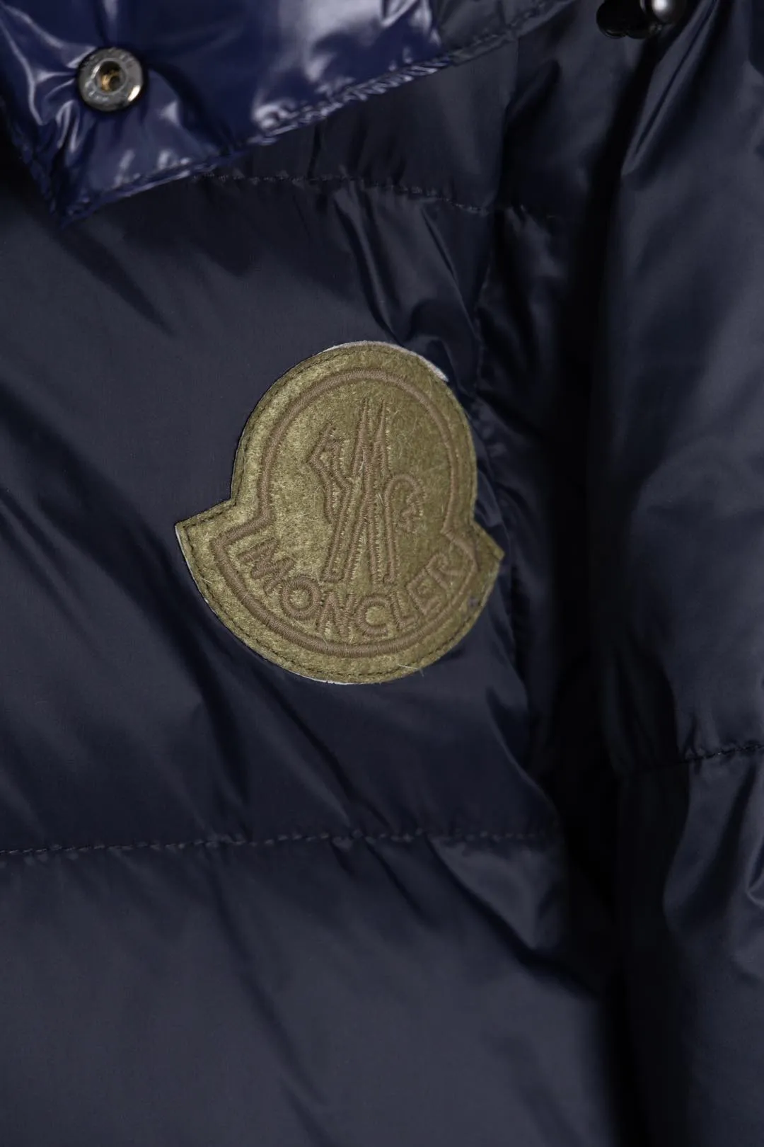 P850 Style number: HE377 Moncler Cyclone-Moncler 24 new style two-in-one down jacket with detachable sleeves The fabric is made of nylon resin fabric, which is windproof and cold-proof in winter. The inner filling is made of 90 goose down, and the down filling is as high as 400g. The upper body is extremely warm. The clothes use the sleeve and hood removal process, which is complicated and time-consuming. It can be used as a vest when it is removed and can be worn multiple times. It has custom-made small letter buttons with a mask and a hardware logo slider. It is made from the original version of the authentic counter. It has three complete standards and the original version. It is a popular down jacket that has been in the market for 24 years. You can buy it with confidence. Color: Black red/black green Size: 1 2 3 4