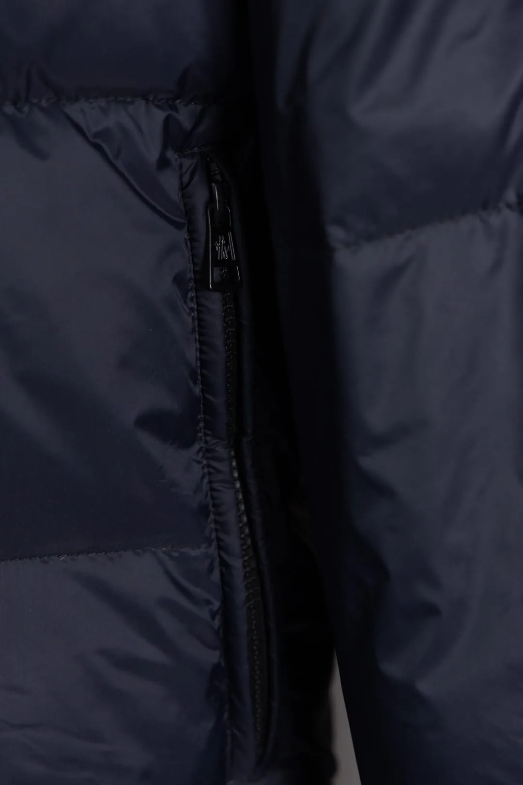 P850 Style number: HE377 Moncler Cyclone-Moncler 24 new style two-in-one down jacket with detachable sleeves The fabric is made of nylon resin fabric, which is windproof and cold-proof in winter. The inner filling is made of 90 goose down, and the down filling is as high as 400g. The upper body is extremely warm. The clothes use the sleeve and hood removal process, which is complicated and time-consuming. It can be used as a vest when it is removed and can be worn multiple times. It has custom-made small letter buttons with a mask and a hardware logo slider. It is made from the original version of the authentic counter. It has three complete standards and the original version. It is a popular down jacket that has been in the market for 24 years. You can buy it with confidence. Color: Black red/black green Size: 1 2 3 4
