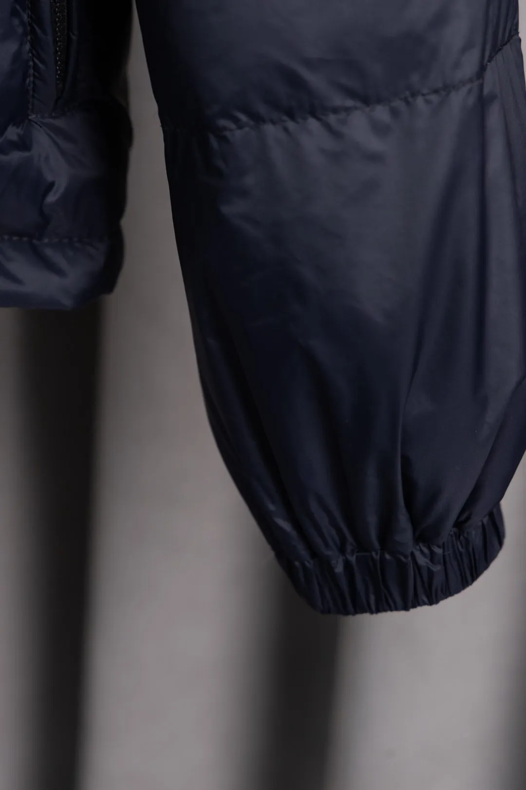 P850 Style number: HE377 Moncler Cyclone-Moncler 24 new style two-in-one down jacket with detachable sleeves The fabric is made of nylon resin fabric, which is windproof and cold-proof in winter. The inner filling is made of 90 goose down, and the down filling is as high as 400g. The upper body is extremely warm. The clothes use the sleeve and hood removal process, which is complicated and time-consuming. It can be used as a vest when it is removed and can be worn multiple times. It has custom-made small letter buttons with a mask and a hardware logo slider. It is made from the original version of the authentic counter. It has three complete standards and the original version. It is a popular down jacket that has been in the market for 24 years. You can buy it with confidence. Color: Black red/black green Size: 1 2 3 4