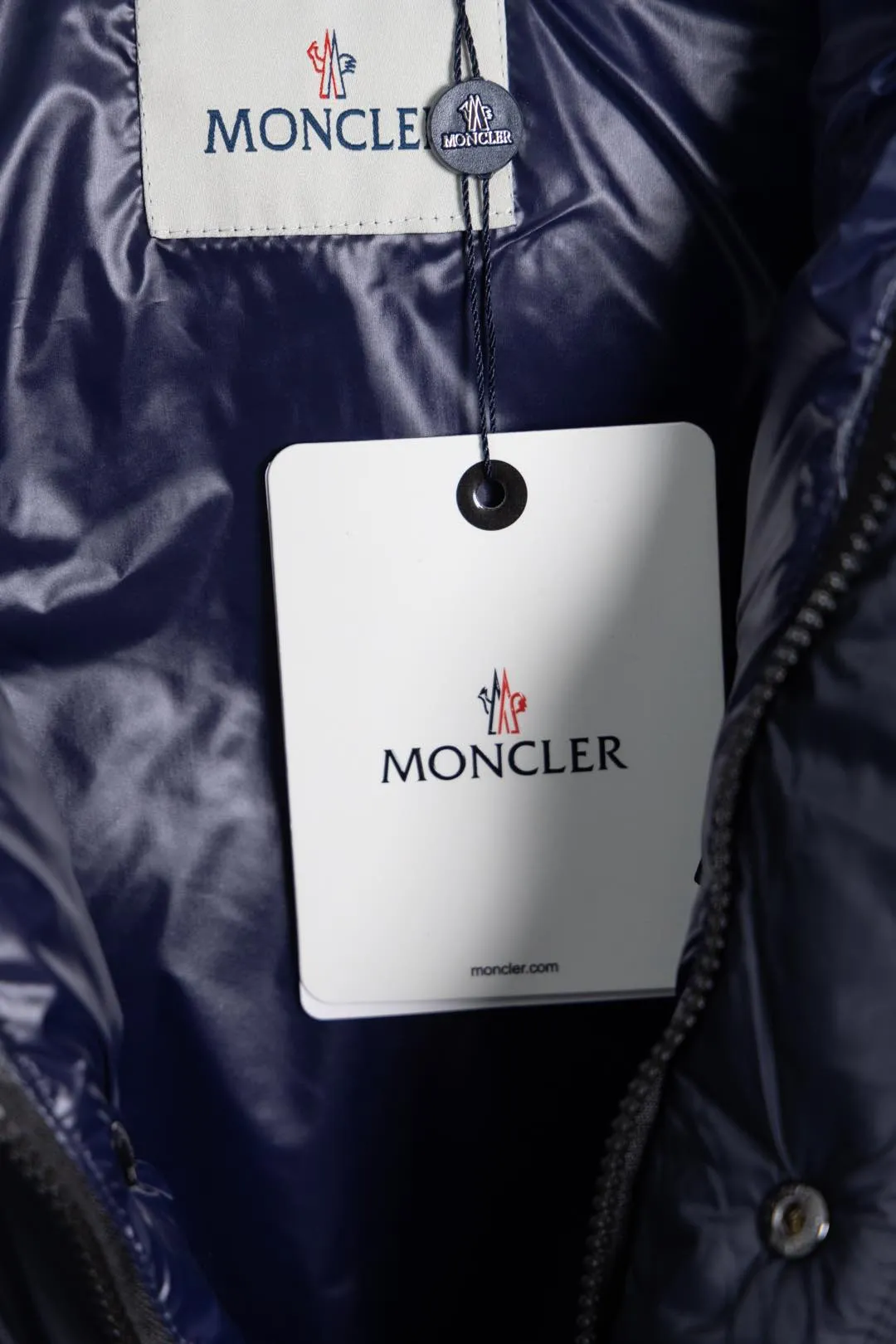 P850 Style number: HE377 Moncler Cyclone-Moncler 24 new style two-in-one down jacket with detachable sleeves The fabric is made of nylon resin fabric, which is windproof and cold-proof in winter. The inner filling is made of 90 goose down, and the down filling is as high as 400g. The upper body is extremely warm. The clothes use the sleeve and hood removal process, which is complicated and time-consuming. It can be used as a vest when it is removed and can be worn multiple times. It has custom-made small letter buttons with a mask and a hardware logo slider. It is made from the original version of the authentic counter. It has three complete standards and the original version. It is a popular down jacket that has been in the market for 24 years. You can buy it with confidence. Color: Black red/black green Size: 1 2 3 4