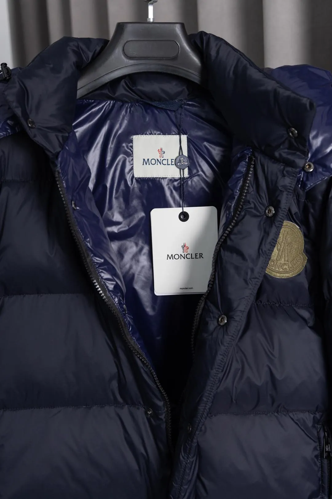 P850 Style number: HE377 Moncler Cyclone-Moncler 24 new style two-in-one down jacket with detachable sleeves The fabric is made of nylon resin fabric, which is windproof and cold-proof in winter. The inner filling is made of 90 goose down, and the down filling is as high as 400g. The upper body is extremely warm. The clothes use the sleeve and hood removal process, which is complicated and time-consuming. It can be used as a vest when it is removed and can be worn multiple times. It has custom-made small letter buttons with a mask and a hardware logo slider. It is made from the original version of the authentic counter. It has three complete standards and the original version. It is a popular down jacket that has been in the market for 24 years. You can buy it with confidence. Color: Black red/black green Size: 1 2 3 4