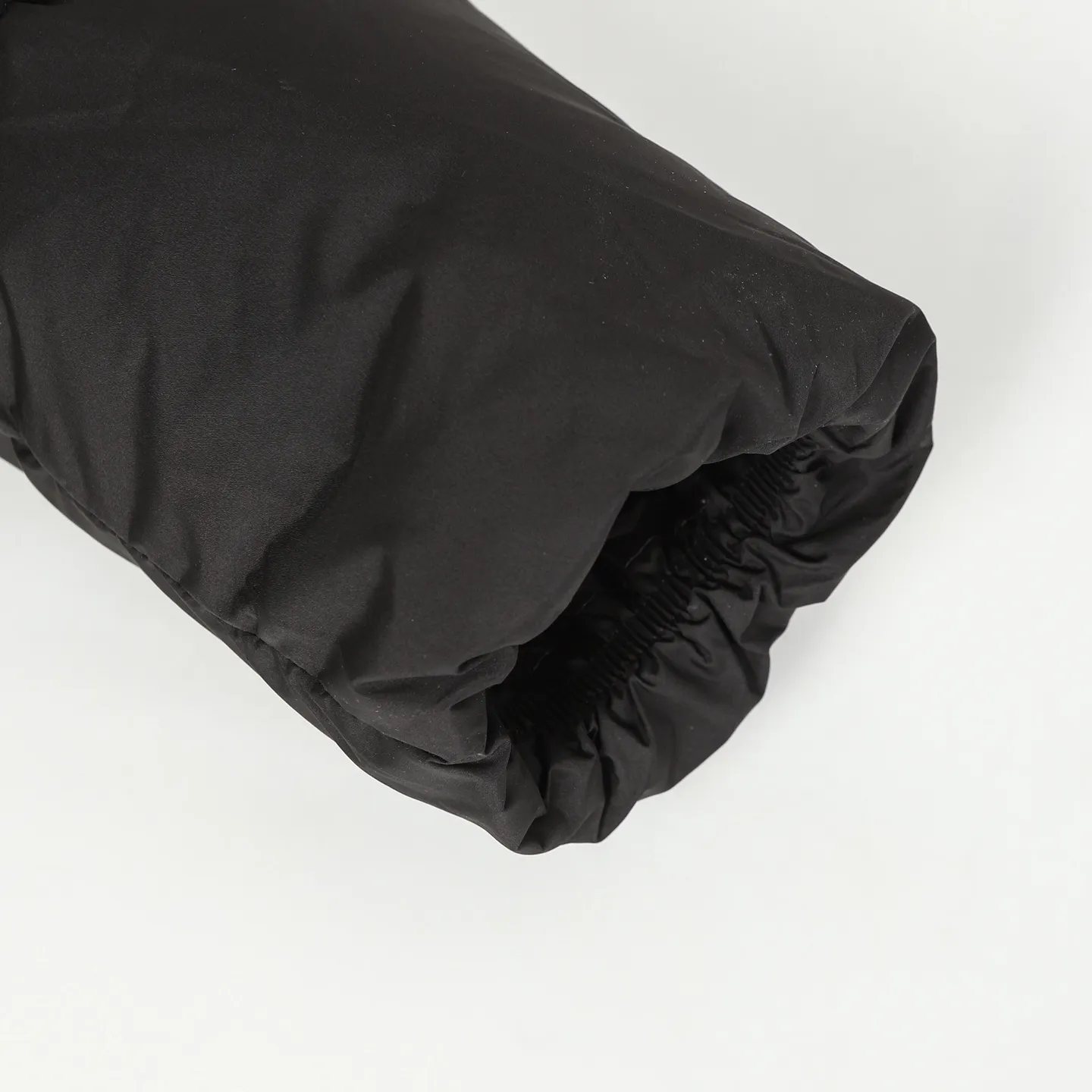 P1100 Moncler Men's Bosona mid-length large felt badge down jacket is a popular style. It looks good on both men and women. It is filled with 90% white duck down and has a 10-level fill power of 650+. Don't ask how many grams of filling, I can only answer that it will explode if you fill it more. This Bosona men's long down jacket combines Moncler's classic aesthetics, excellent performance and protective features.  Bosona long down is made of longue saison fabric and is designed with practical details to provide both warmth and protection. As a Moncler classic, this model features a detachable hood and a front zipper placket that covers the windshield, significantly improving its protective performance. Details •Made in longue saison fabric •Longue saison lining •Down filled •Removable hood •Zip and snap fastening •Zip pockets •Patch pockets on sleeves •Adjustable cuffs •Drawstring hem Size: 1-4