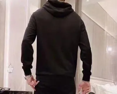 P380 💰 [MONCLER Mouth Covering] (Gospel for Fatty) hot-selling suit is coming. Focus on the original version of the official website. 2025 new hot-selling sweatshirt suit. The original order is hard to buy🇭🇰. It is the meticulous work of top designers for a fitting and perfect upper body effect. All-natural high-quality Roman cotton 100%, close-fitting comfort, noble and elegant! Original hardware embodies elegance and nobility! Counter size: M-5XL (maximum wear up to 220 pounds)