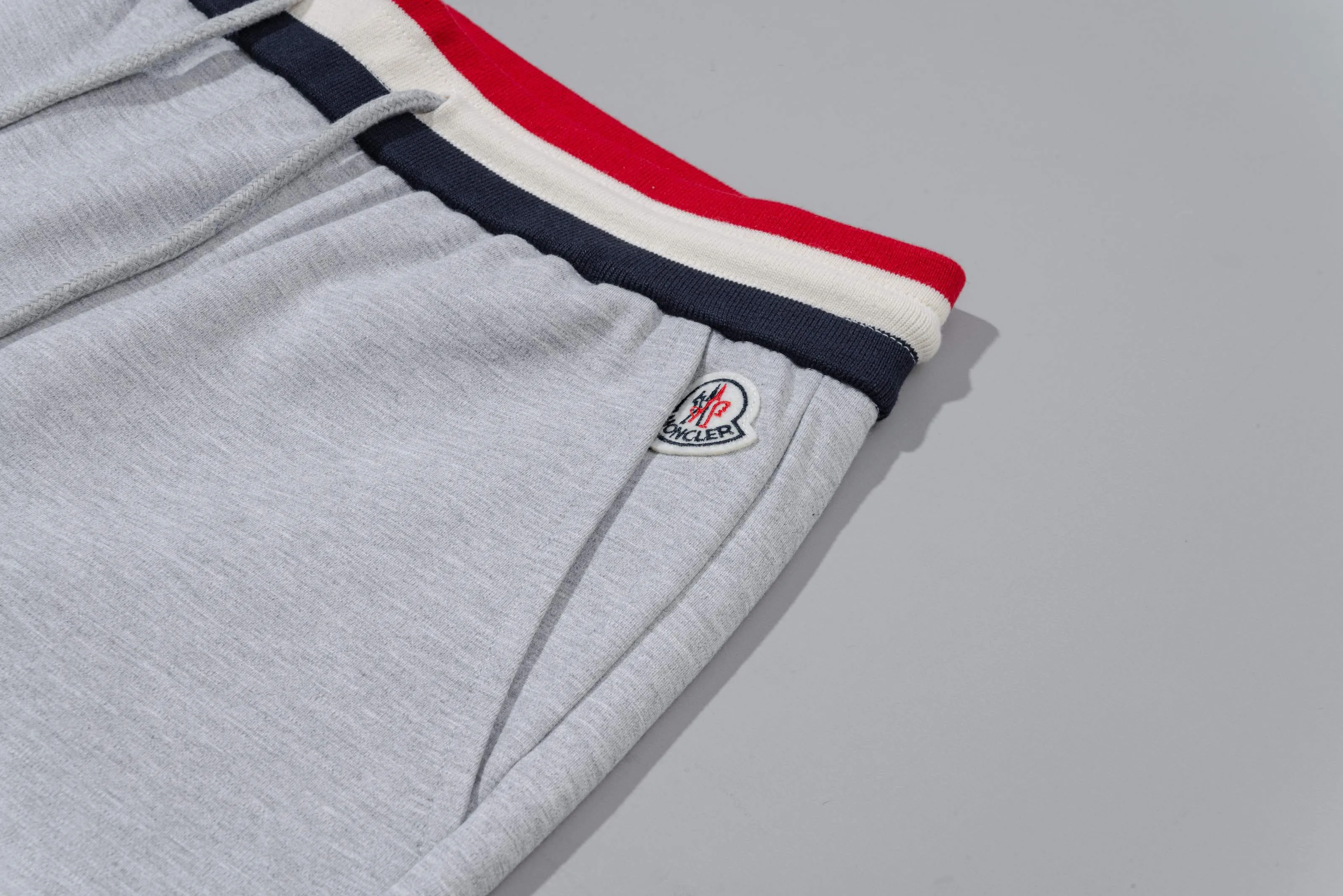 P270 MONCLER/Mask custom fabric suit casual sweatpants, simple arm brand LOGO small badge, threaded trousers technology, official synchronization, high version, high quality, fashionable personality, versatile trend, pure original quality, original fabric, tag, collar label, washed wheat, complete three standards, color: blue, gray. Size: S-2XL