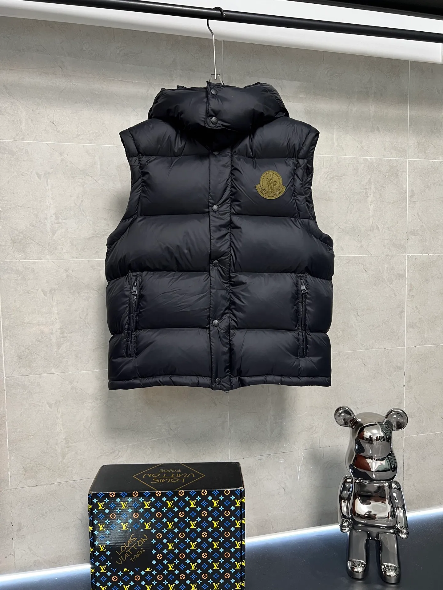 P840 Moncler Mouth Cyclone 2-in-1 Mouth Mouth New Autumn and Winter Down Jacket Stand-up collar, hooded and detachable sleeve design, one garment can be worn in a variety of styles, suitable for various looks; Made of custom-made windproof and rain-proof fabric, anti-wrinkle, anti-static and quick-drying, soft and skin-friendly, and extremely comfortable for the upper body; Stand-up collar and hooded design, combining business and leisure A down jacket; filled with 90% goose down, warm, fluffy and soft; made in brand factories, with impeccable quality and details; decorated with the brand logo on the chest, highly recognizable; a down jacket suitable for various occasions, with unparalleled warmth Size: 12345