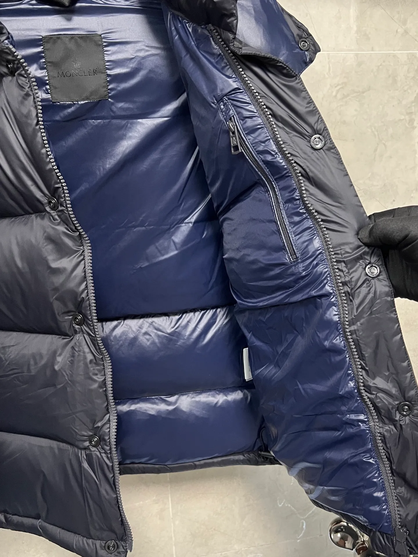 P840 Moncler Mouth Cyclone 2-in-1 Mouth Mouth New Autumn and Winter Down Jacket Stand-up collar, hooded and detachable sleeve design, one garment can be worn in a variety of styles, suitable for various looks; Made of custom-made windproof and rain-proof fabric, anti-wrinkle, anti-static and quick-drying, soft and skin-friendly, and extremely comfortable for the upper body; Stand-up collar and hooded design, combining business and leisure A down jacket; filled with 90% goose down, warm, fluffy and soft; made in brand factories, with impeccable quality and details; decorated with the brand logo on the chest, highly recognizable; a down jacket suitable for various occasions, with unparalleled warmth Size: 12345