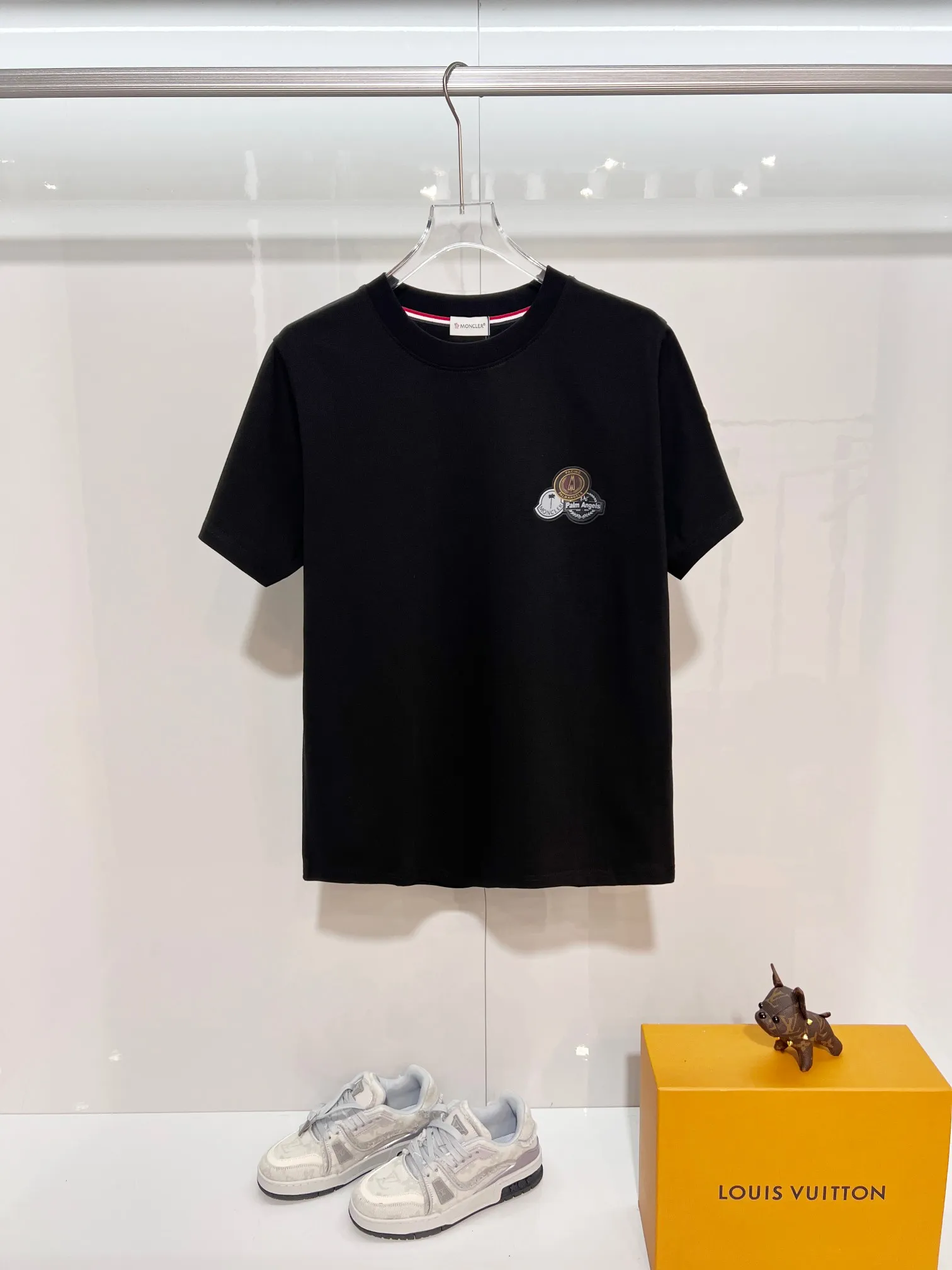 P150 MONCLER/Muzzled 300g pure cotton round neck short-sleeved T-shirt Brand classic Badge letter LOGO embossed process 2025ss official synchronization High version High quality Fashionable personality Versatile trend Pure original quality Original fabric Hang tag Collar label Washed wheat Complete three standards Color: Black. White. Size: S M L XL XXL